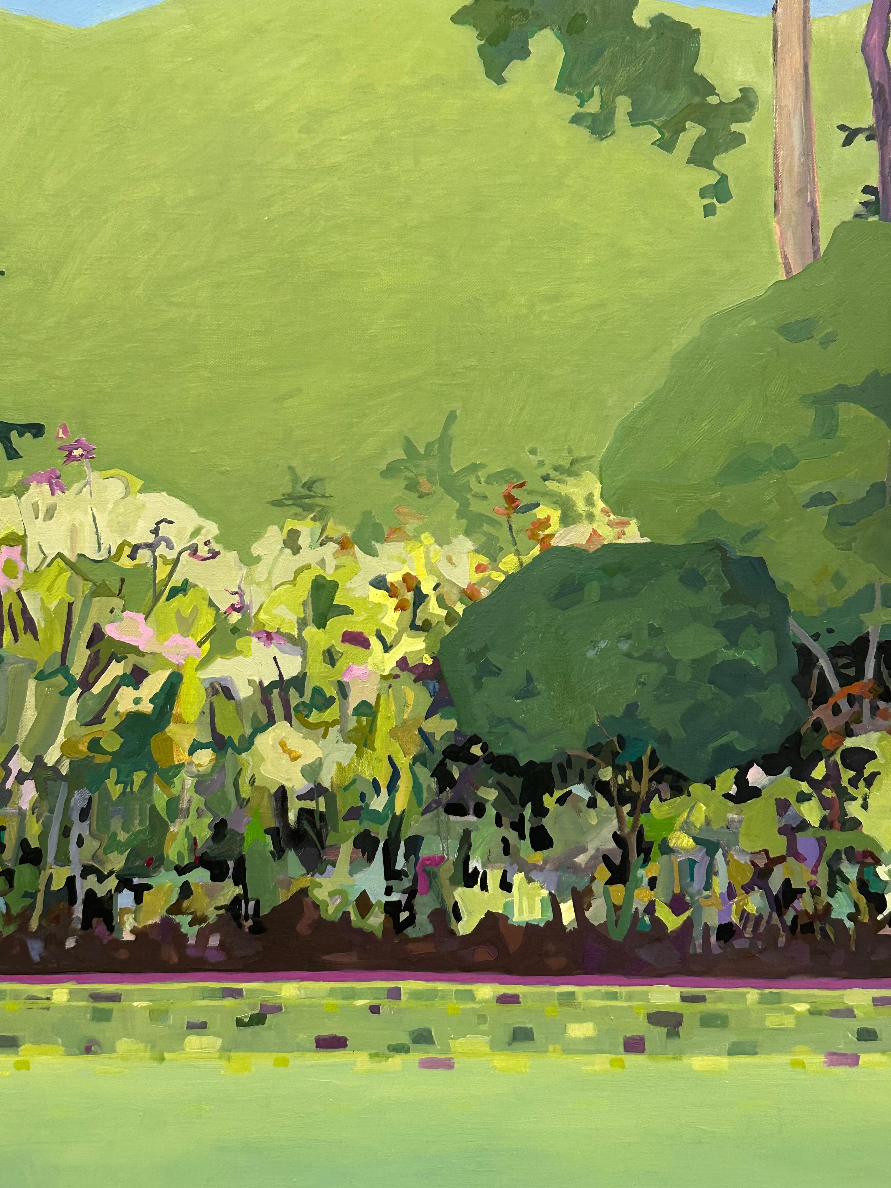 Bord de lac, paysage de lac, pins, fleurs, eau verte de Sage Olive, ciel bleu en vente 5