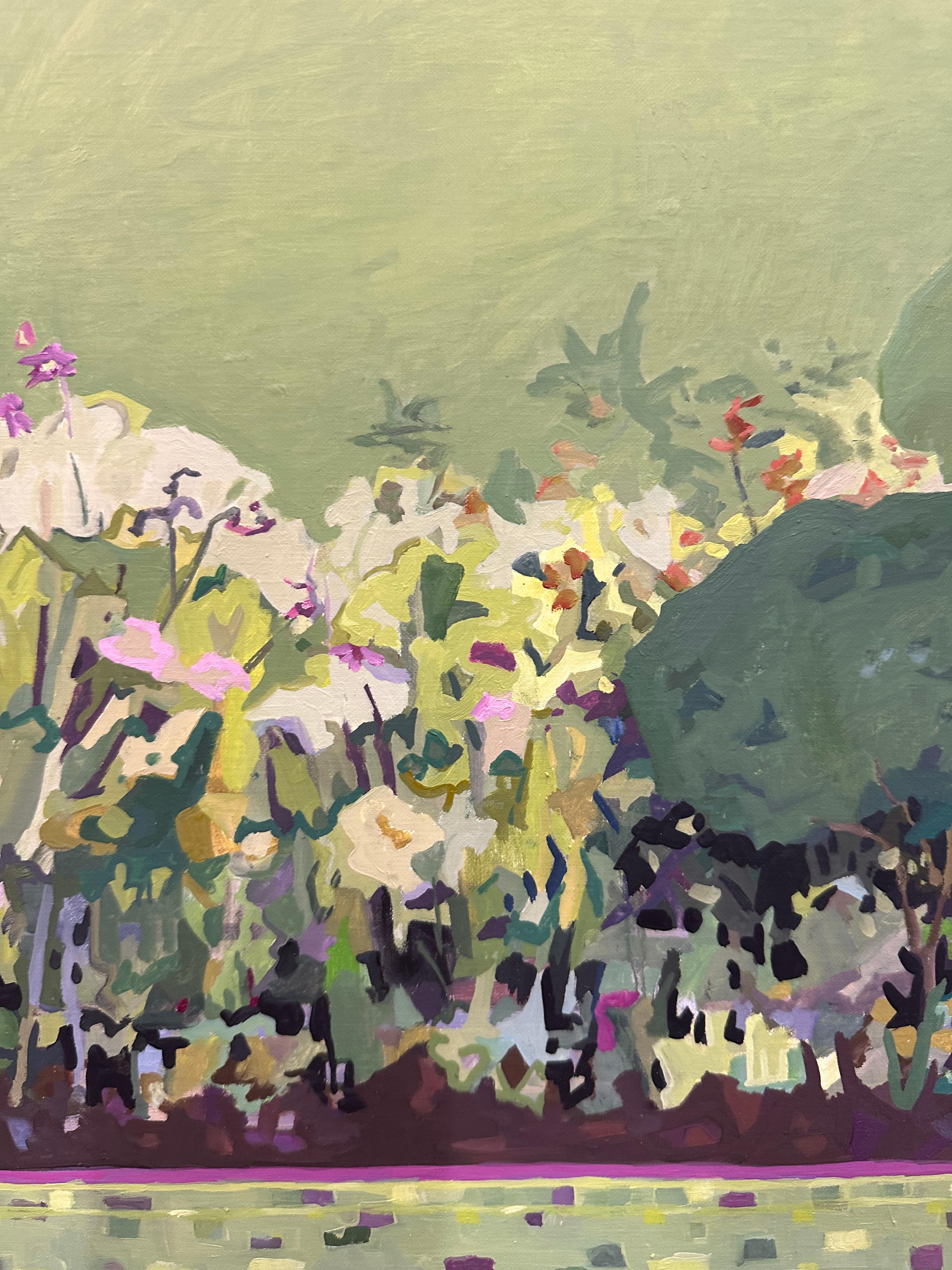 Dunkelgrüne Kiefern, üppige Blumen und dichtes Gebüsch säumen das Ufer eines oliv- und salbeigrünen Sees mit Anklängen von Mauve und Pflaume in dieser friedlichen See- und Waldlandschaft von KK Kozik. Diese zeitgenössische Landschaft in Öl auf
