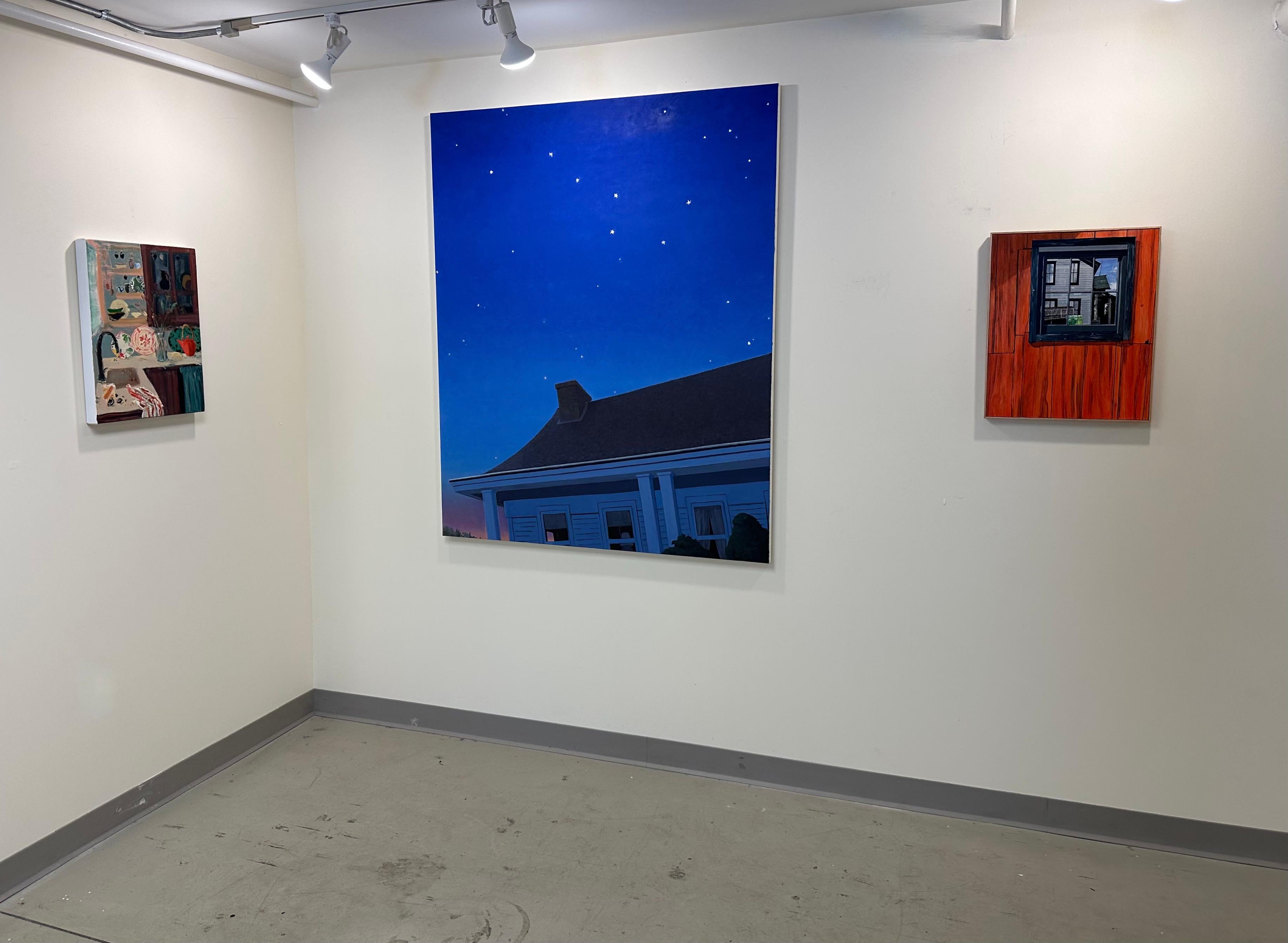 Une paisible peinture à l'huile nocturne à la feuille d'or sur lin représentant la cheminée et le toit d'une maison blanche sur fond de ciel crépusculaire serein s'assombrissant d'une pêche dorée à un bleu cobalt profond et sombre. Le ciel nocturne