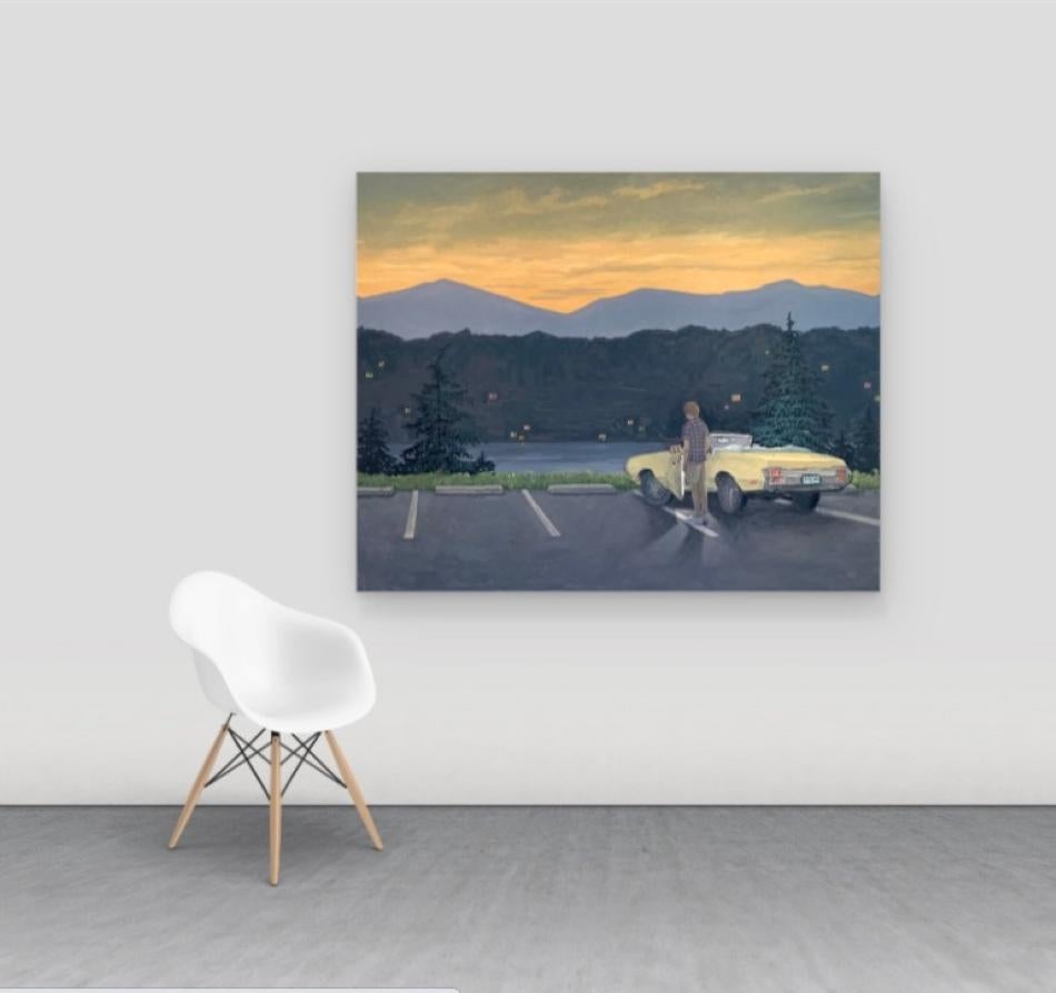Überblick, Figur, gelbes Vintage-Auto, Berge, Kiefernholzbäume, See bei Sonnenuntergang im Angebot 8