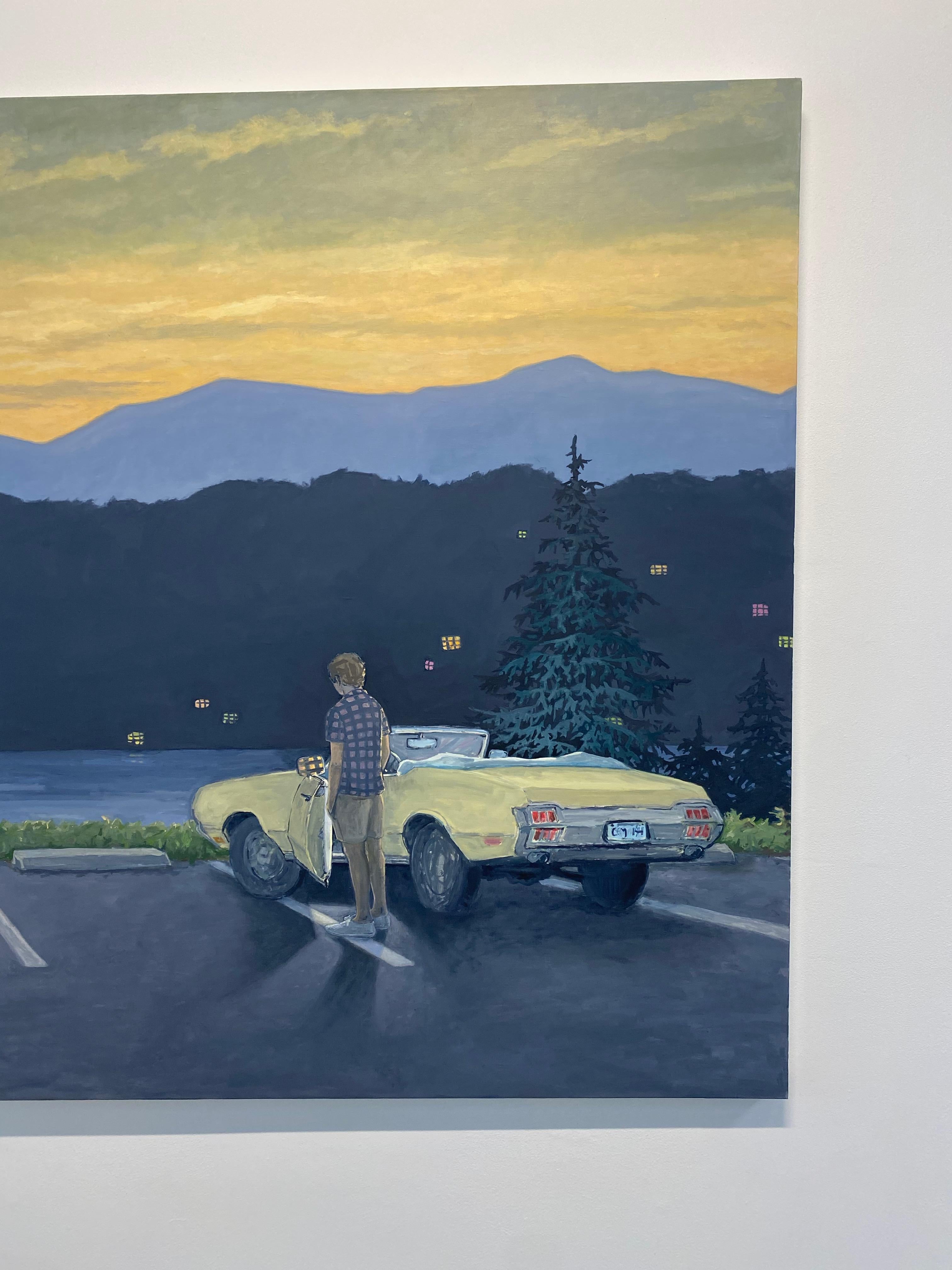 Überblick, Figur, gelbes Vintage-Auto, Berge, Kiefernholzbäume, See bei Sonnenuntergang im Angebot 3