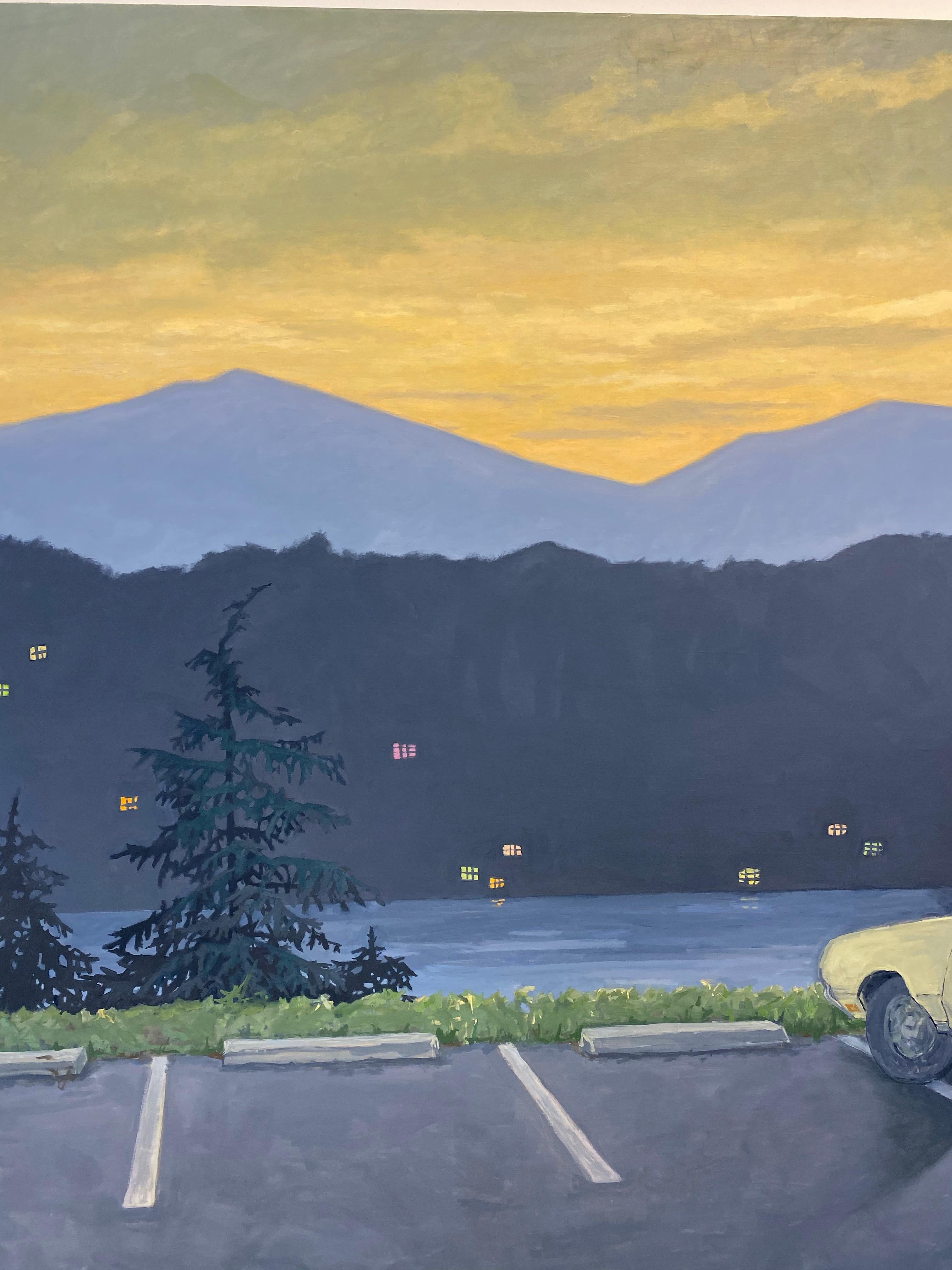 Überblick, Figur, gelbes Vintage-Auto, Berge, Kiefernholzbäume, See bei Sonnenuntergang im Angebot 4