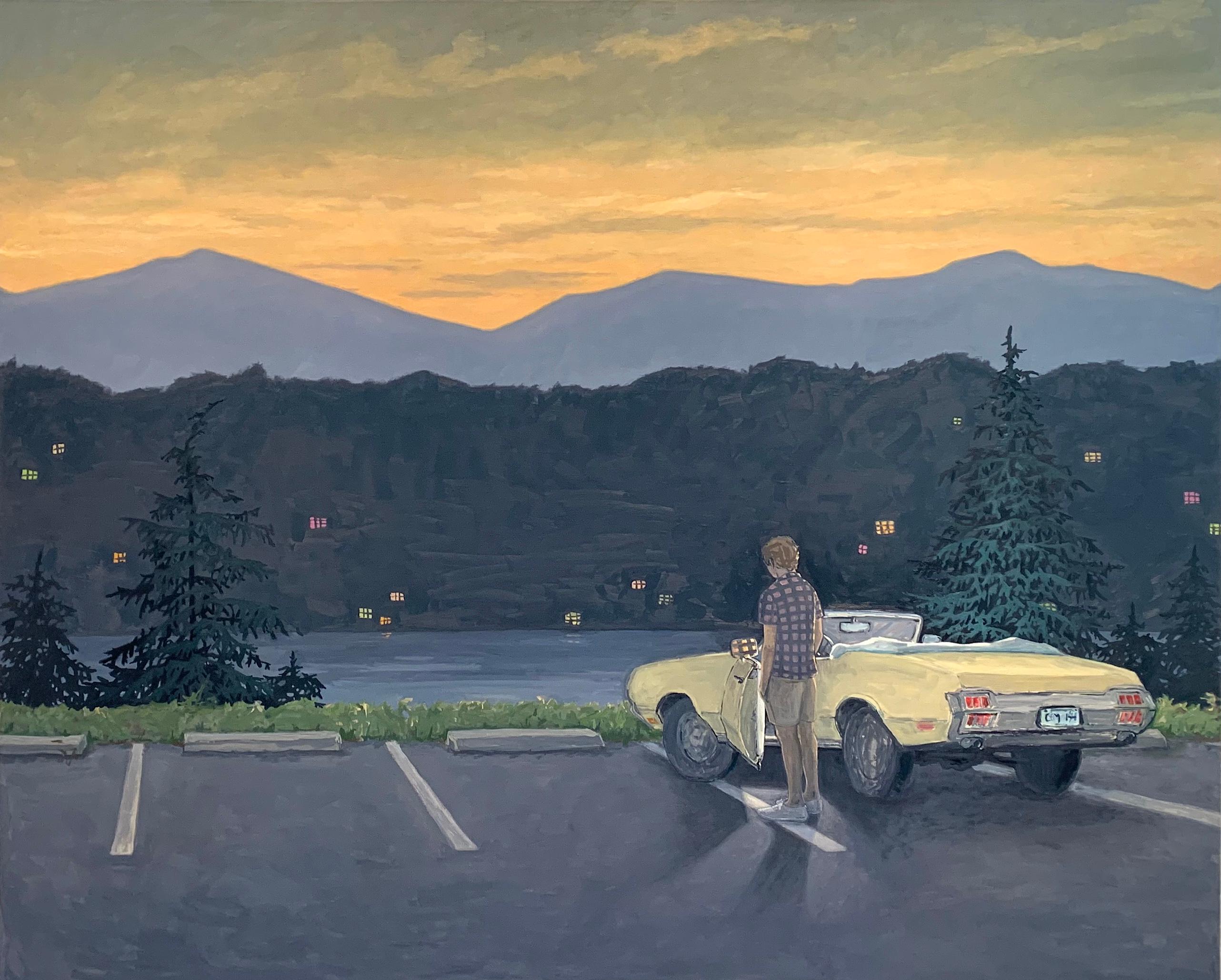 KK Kozik Landscape Painting – Überblick, Figur, gelbes Vintage-Auto, Berge, Kiefernholzbäume, See bei Sonnenuntergang