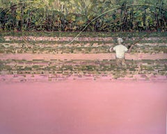 Rosenwasser, Figur beim Fischen, rosa Wasser, grüne Bäume, Waldsee, Fischer