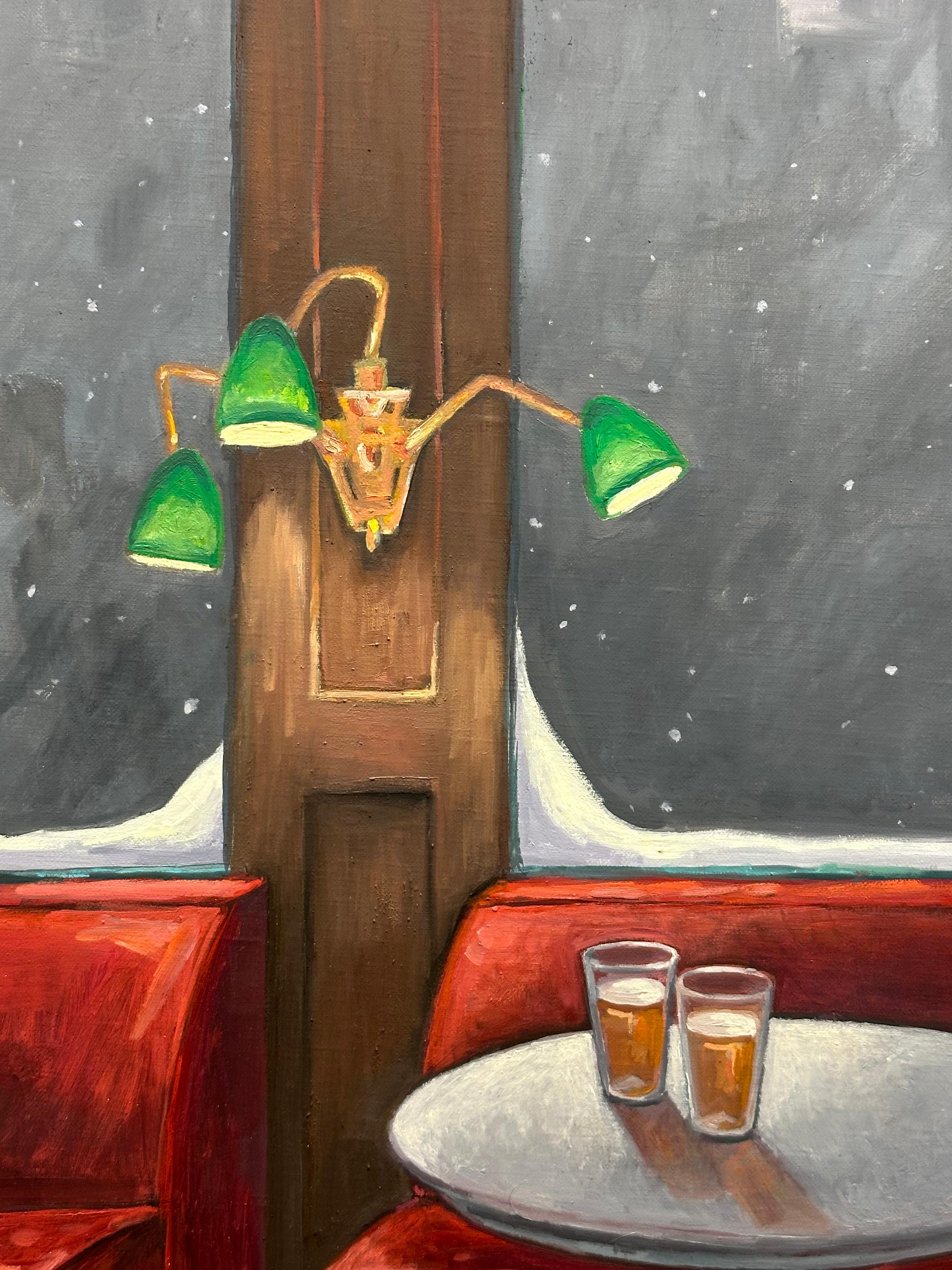 Deux bières, lampes vertes, rouge foncé, verres, neige à l'extérieur, nature morte de bar en hiver en vente 6