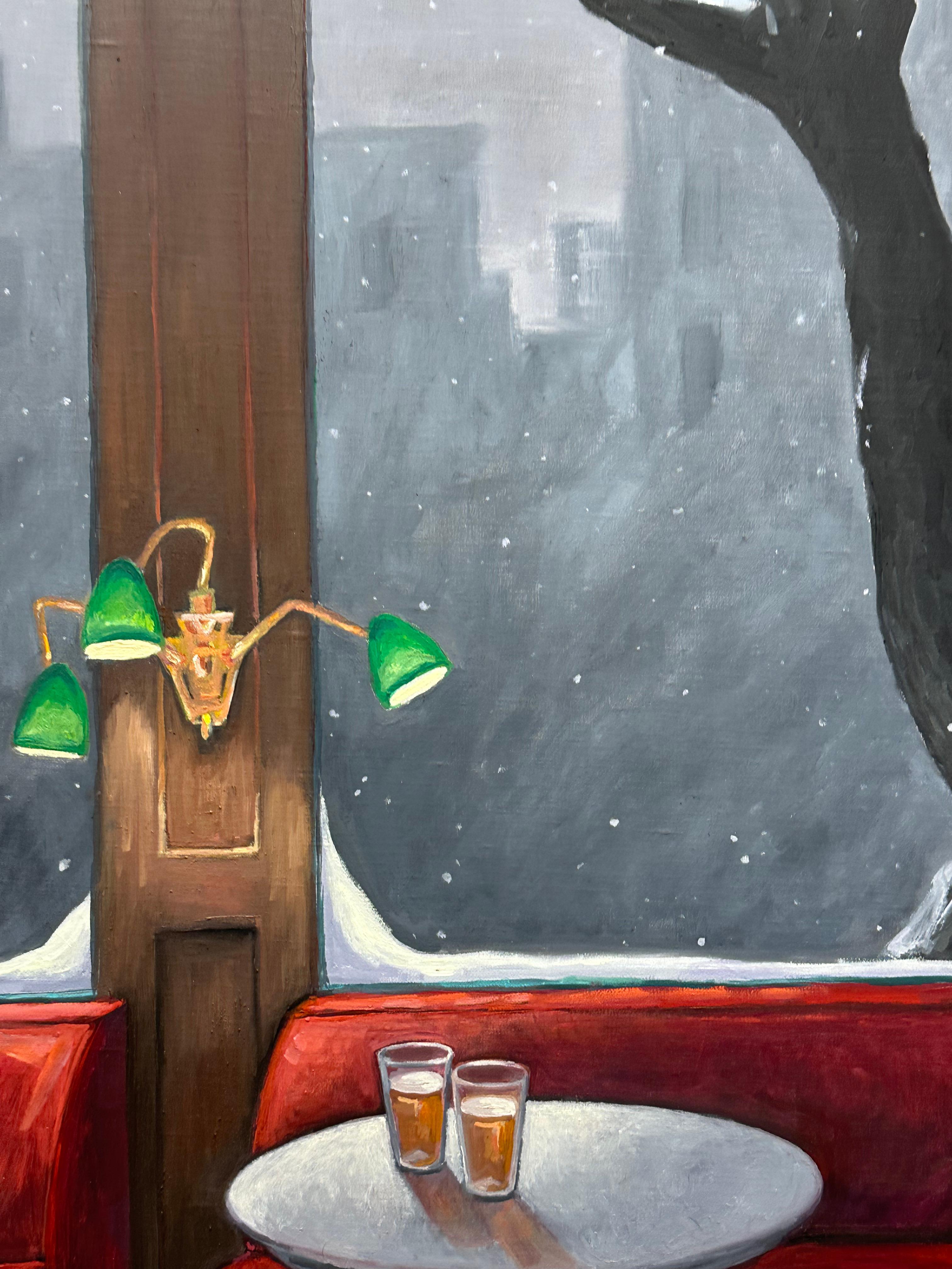 Deux verres de bière sont posés sur une petite table ronde, éclairés par une applique verte et encadrés par une scène enneigée à l'extérieur de la fenêtre du bar confortable dans cette paisible nature morte hivernale de KK Kozik. Signé, daté et