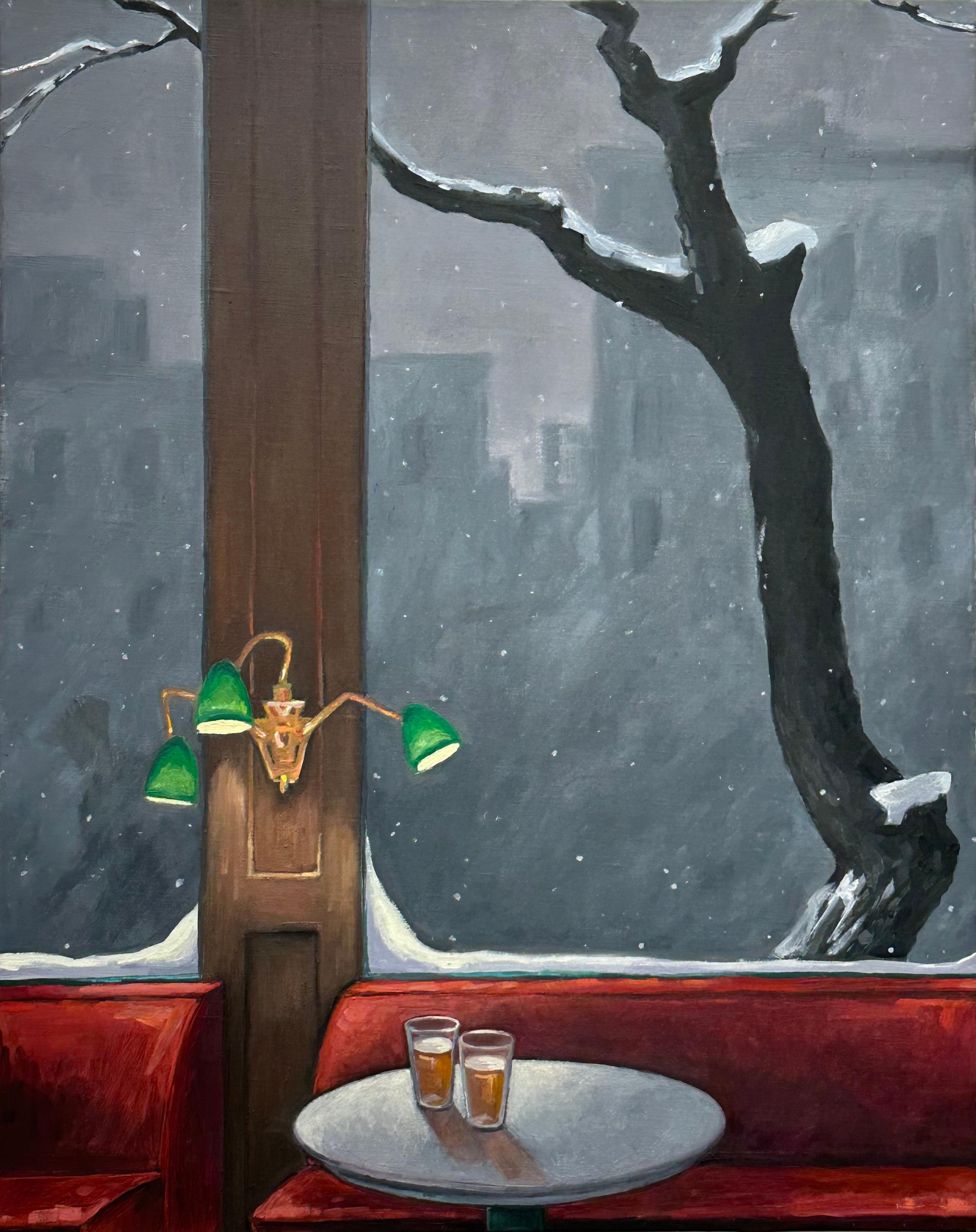 Deux bières, lampes vertes, rouge foncé, verres, neige à l'extérieur, nature morte de bar en hiver