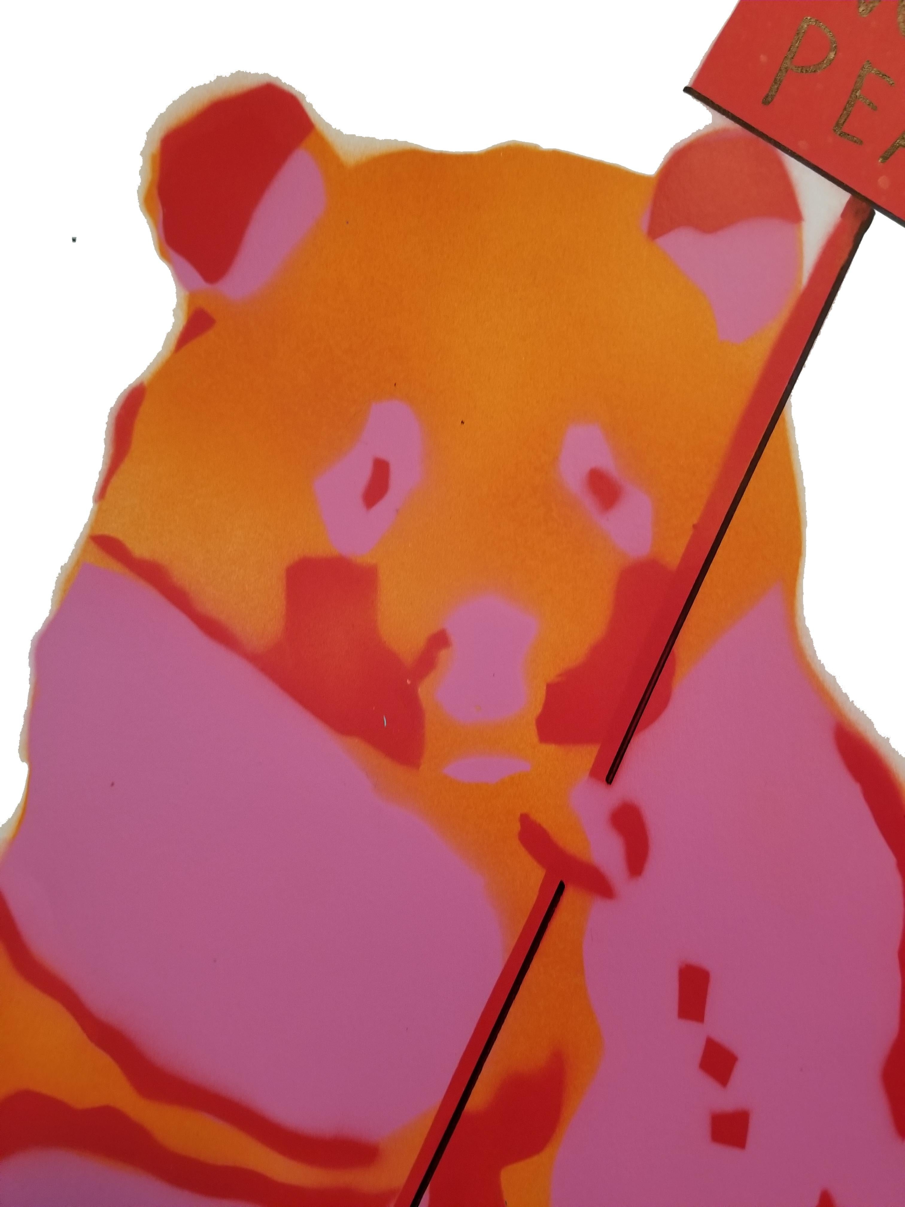 Stencil a 5 strati: Arancione, Rosa, Rosso, Nero
La foto completa è fedele ai colori. Le riprese ravvicinate sono un po' fuori luogo.
Orso panda con in mano il cartello 