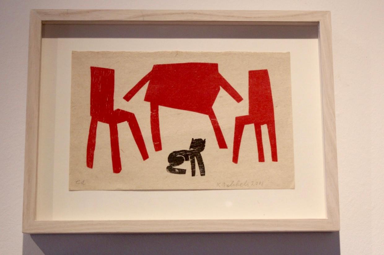 Signed abstract woodgrain print made by Klaas Gubbels (Rotterdam, the Netherlands, 19 januari 1934). Serigraphy in Black and red with two chairs, a table and a cat, made in 2001. The print is hand-signed by Klaas Gubbels and numbered with ‘E.A.’