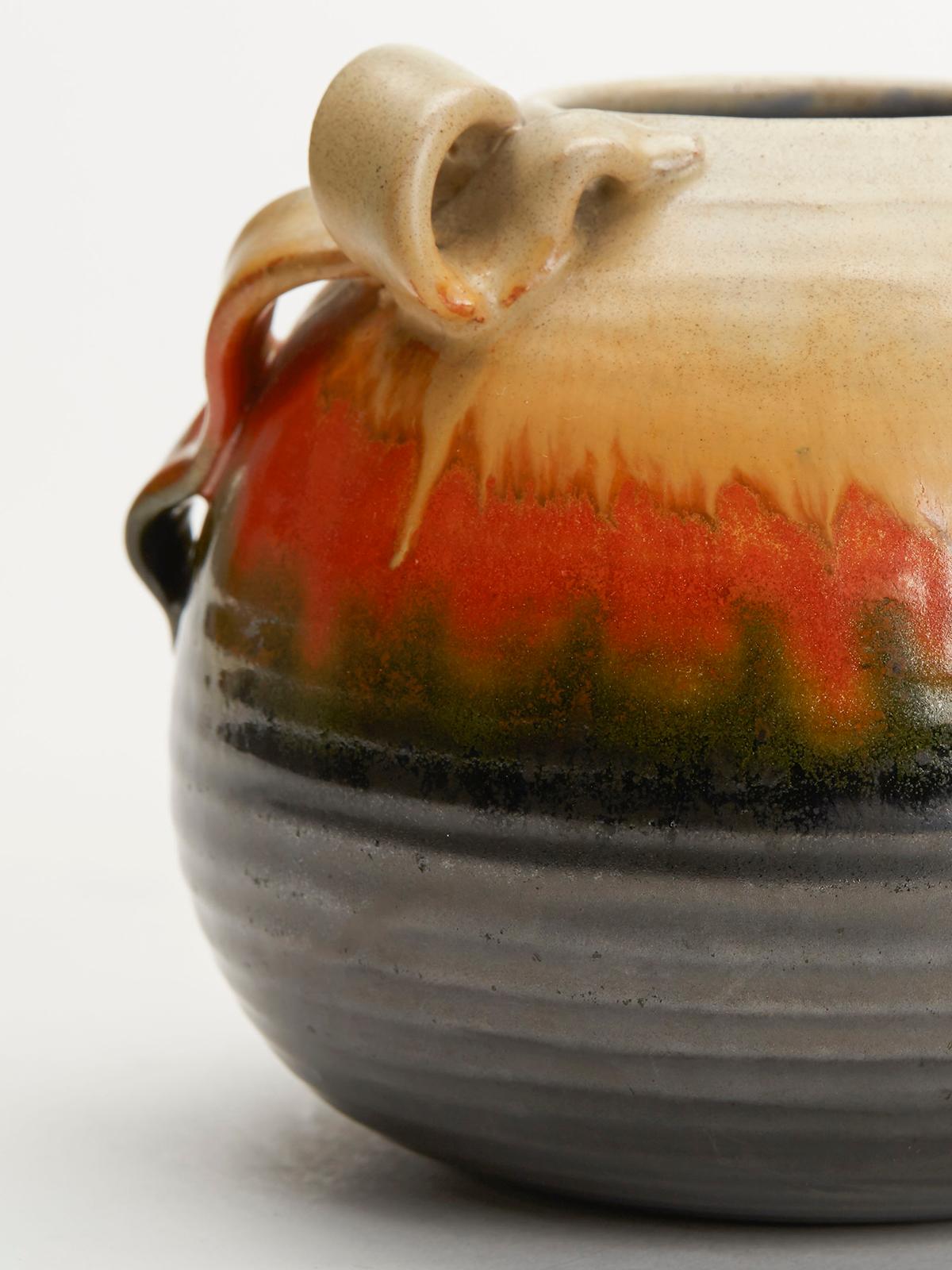 Eine feine und stilvolle Art Deco Dutch Mobach Keramiek handgedrehte Studio Keramik Vase von gedrungener runder Form mit einer flachen Schlange wie geschlungene Design auf der Seite angewendet von Klaas 1 Mobach und aus der Zeit um 1930. Die Vase