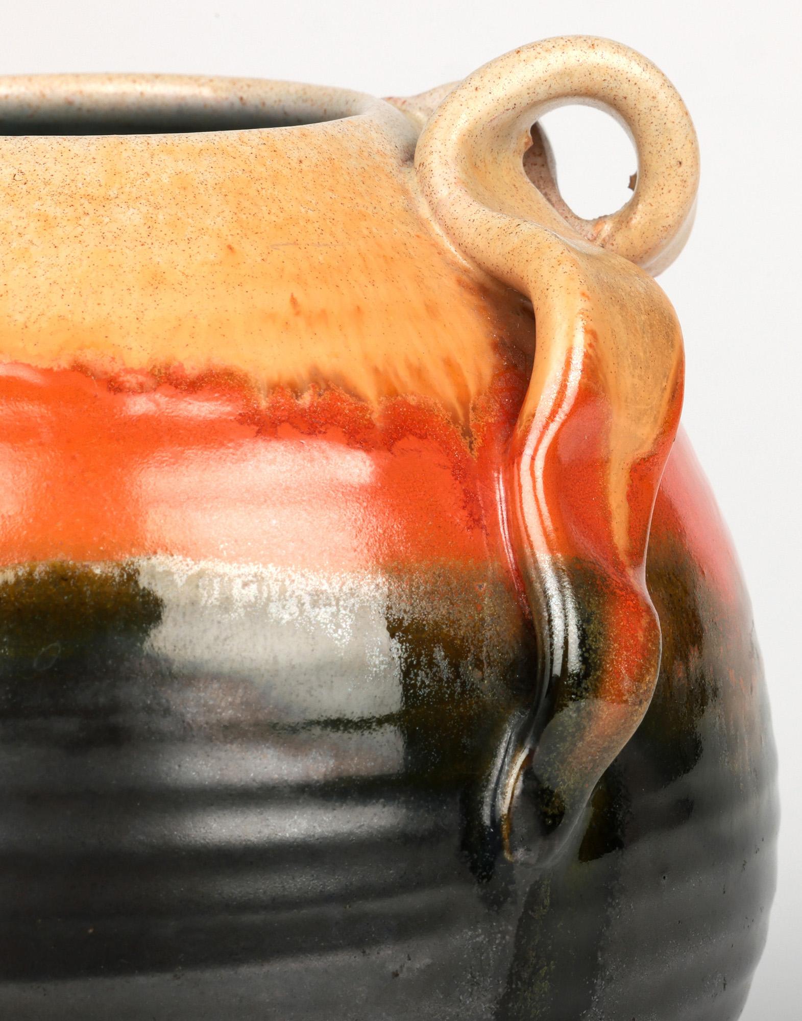 Très élégant vase Art déco en poterie hollandaise Mobach Keramiek jetée à la main, de forme arrondie et trapue, avec un motif de serpent plat en boucle appliqué sur le bord supérieur, réalisé par Klaas 1 Mobach et datant d'environ 1930. Le vase,