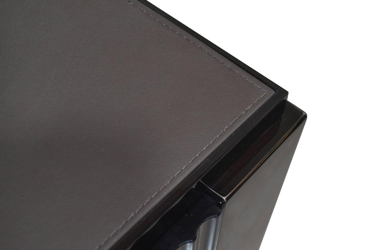 KLAB D ist ein von CAVIO hergestellter Schreibtisch mit einer Struktur aus Massivholz und 3 Schubladen, einer festen Platte aus Leder und geschliffenen Metallbeschlägen. Nur für den Innenbereich. Dieses moderne und elegante Design bringt