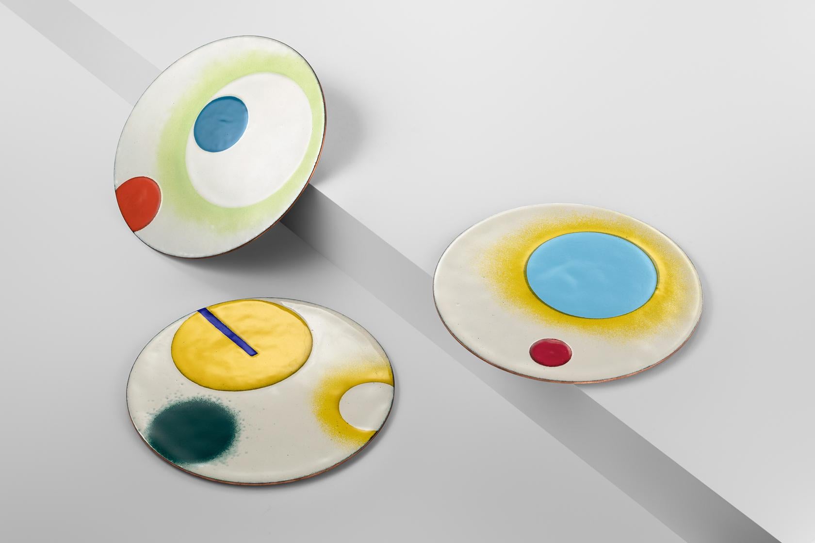 Collectional d'assiettes décoratives réalisées selon la technique de l'émail à chaud sur cuivre. Les couleurs et les motifs proviennent d'une visite au musée Guggenheim de New York, tandis que la technique est un hommage au design italien des années