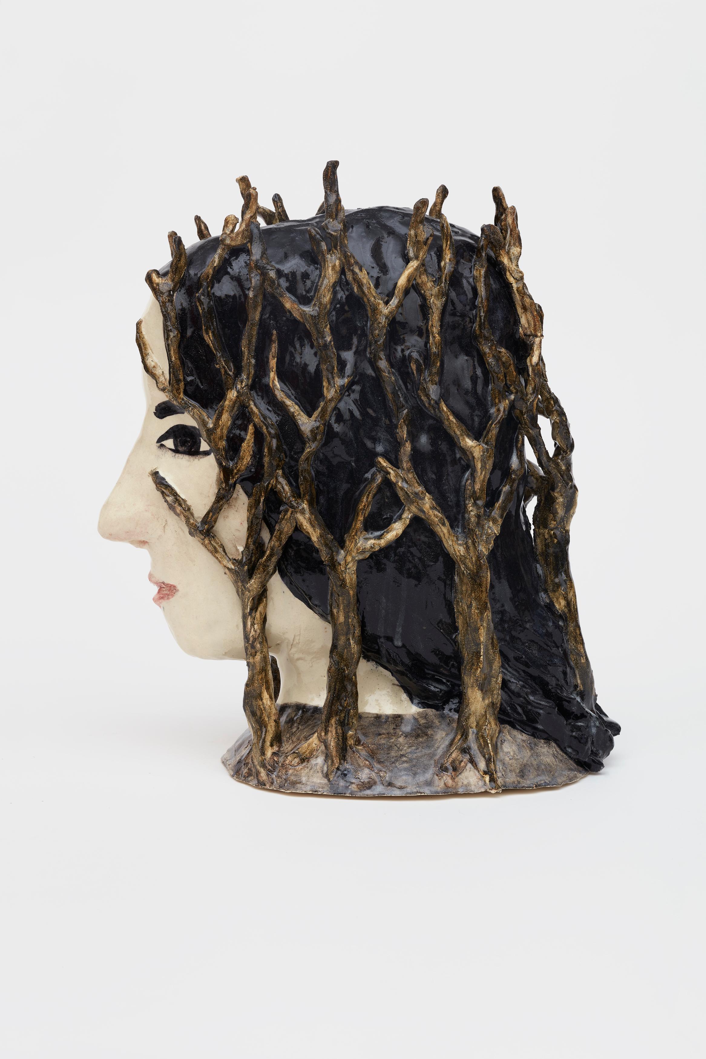 Klara Kristalova Figurative Sculpture – Taktiert von Bäumen