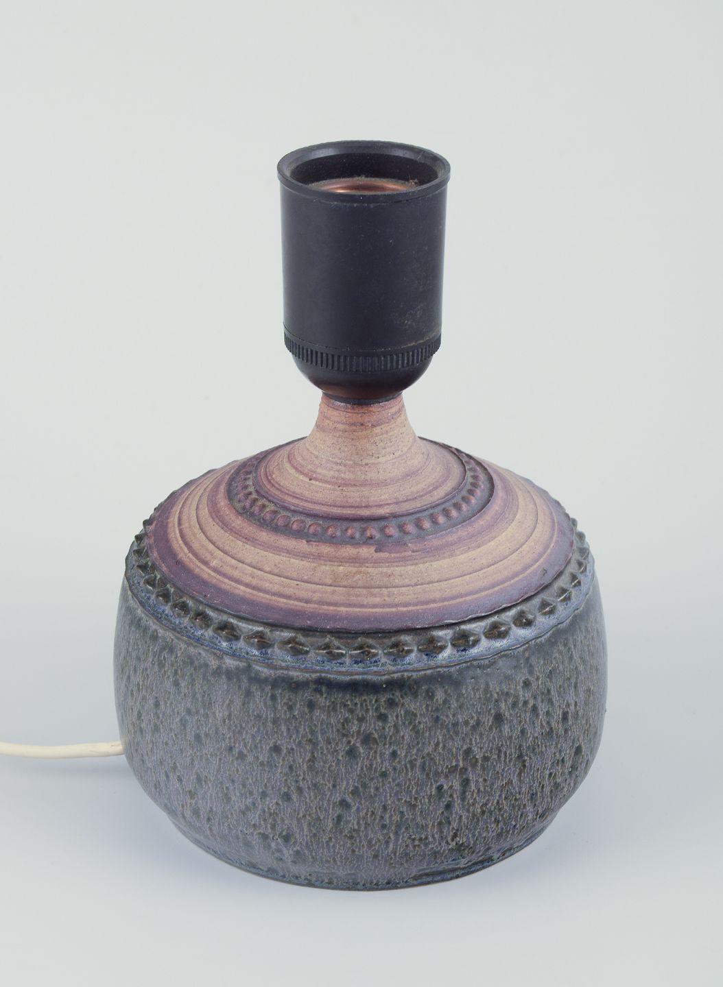 PRE-OWNED GOODS ARE EXEMPT FROM IMPORT TARIFFS FOR U.S., UK, AUSTRALIAN & CANADIAN CUSTOMERS.   
THEREFORE, NO IMPORT TARIFFS WILL BE APPLICABLE TO YOUR PURCHASE. 

Klas-Göran Klaesson  (1945-2024) for Höganäs, Sweden. 
Table lamp of stoneware. With
