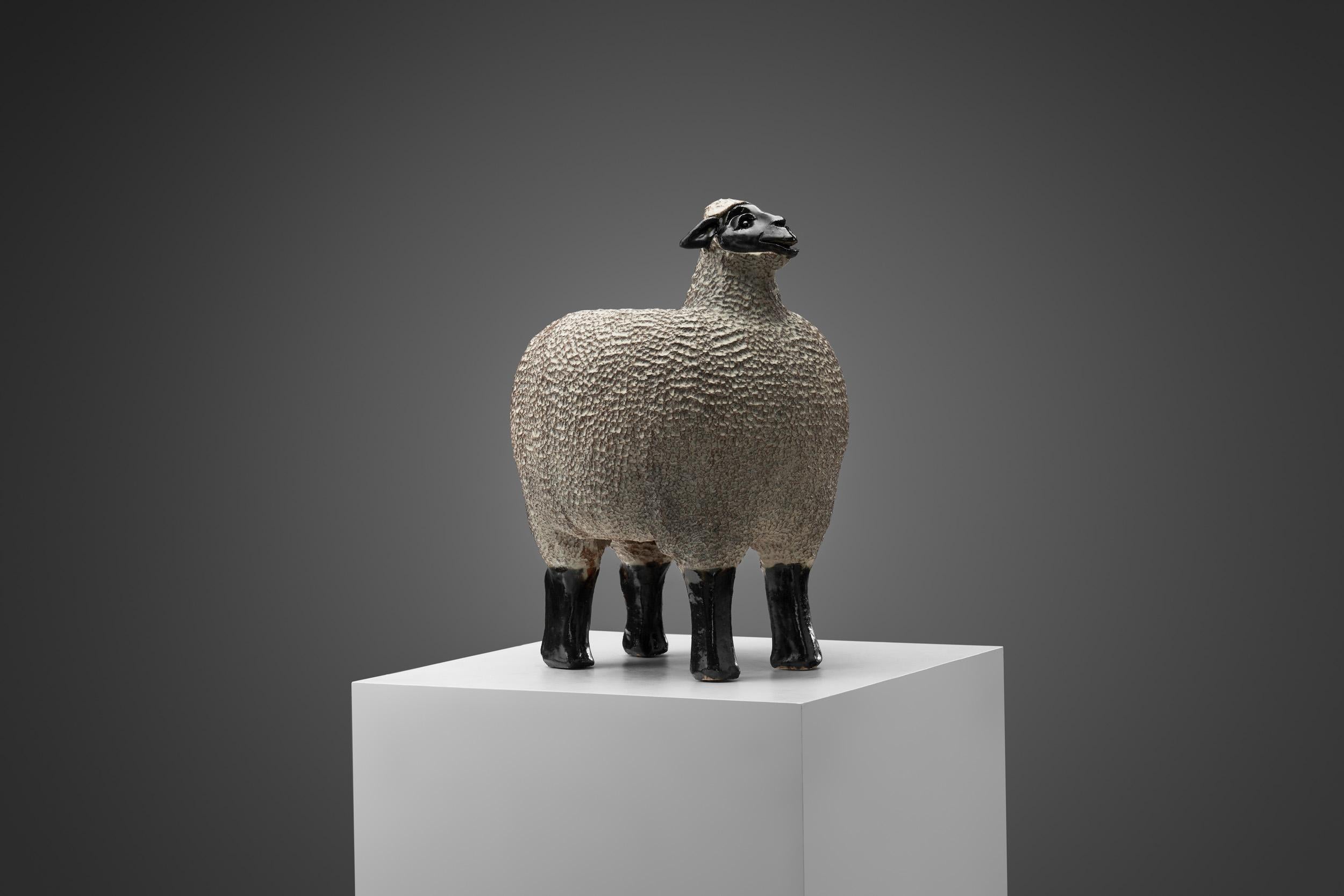 Questo pezzo non è solo un oggetto decorativo ma anche un'evocazione delle tradizioni popolari scandinave e del profondo rispetto dell'artista per la natura e l'artigianato.

Nel design della ceramica, sono pochi i materiali che hanno resistito alla