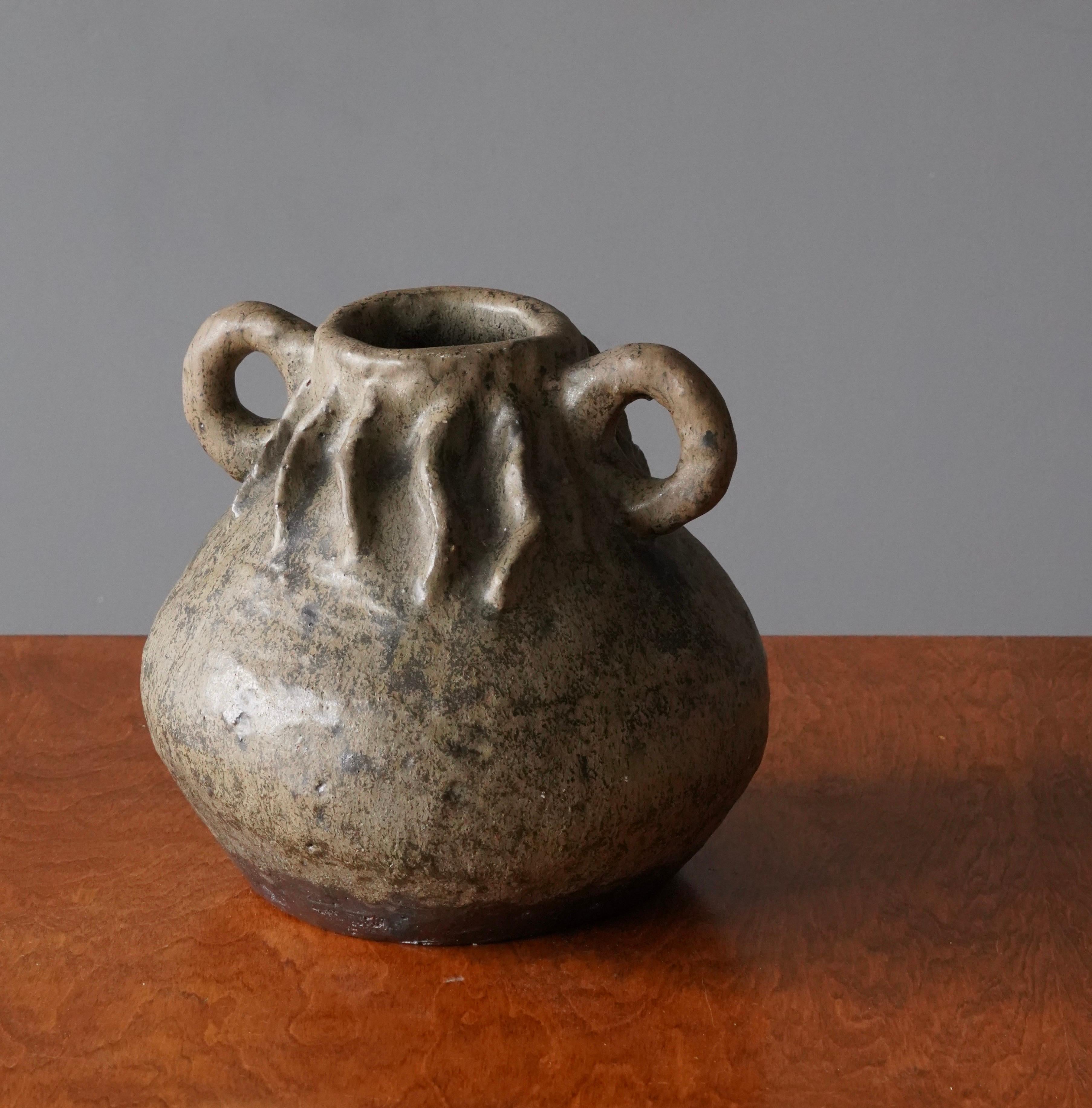 A vase by Klase Höganäs. In brown-glazed stoneware. Signed. Features a highly artistic glaze and ornamentation.

