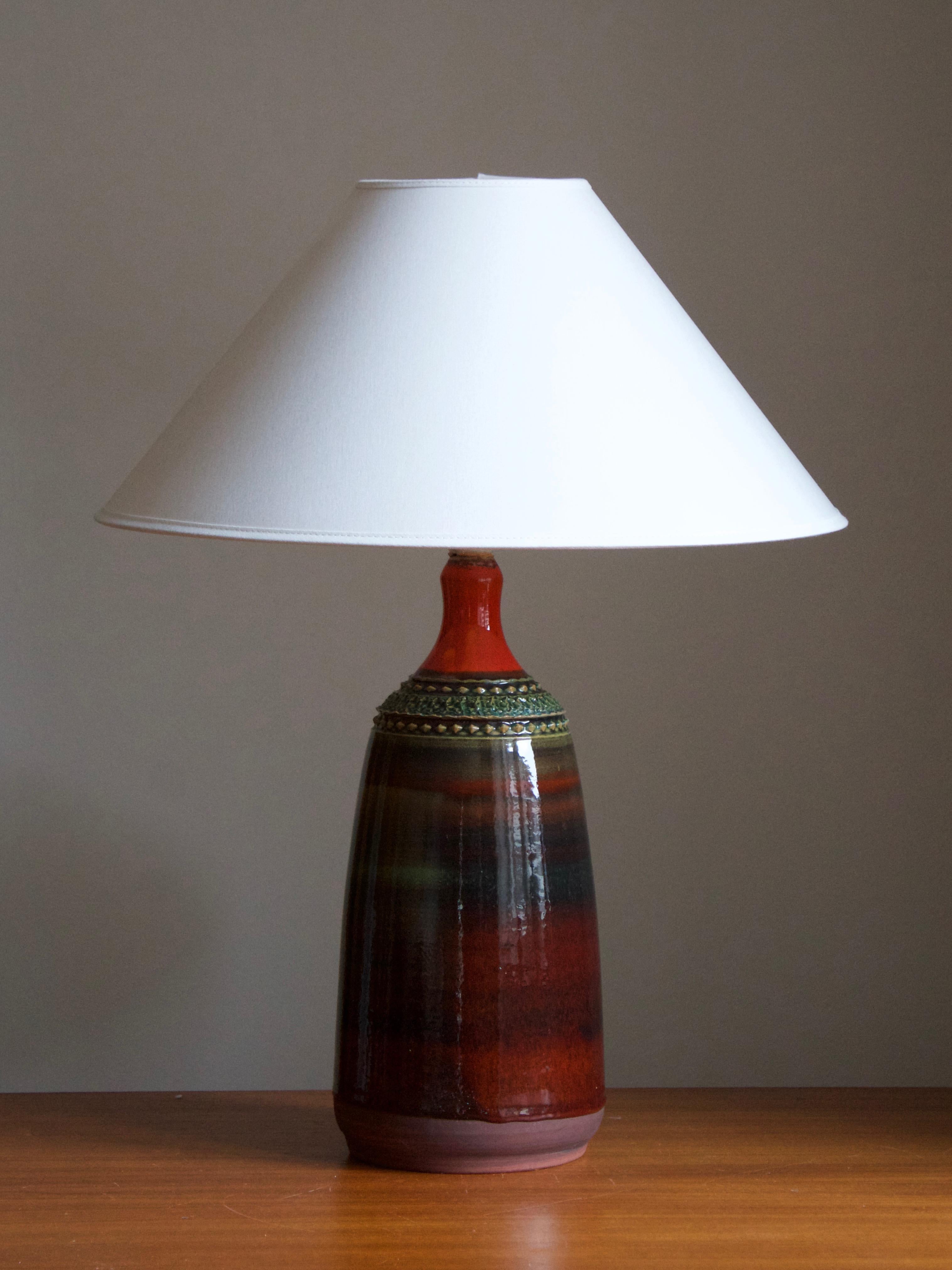 A sizable table lamp by Klase Höganäs. In stoneware with simple incised decor. Signed. 

Dimensions stated exclude lampshade. Height includes socket. Sold without lampshade.