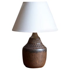 Klase Höganäs, Table Lamp, Brown Glazed Incised Stoneware, Linen, Sweden, 1950s