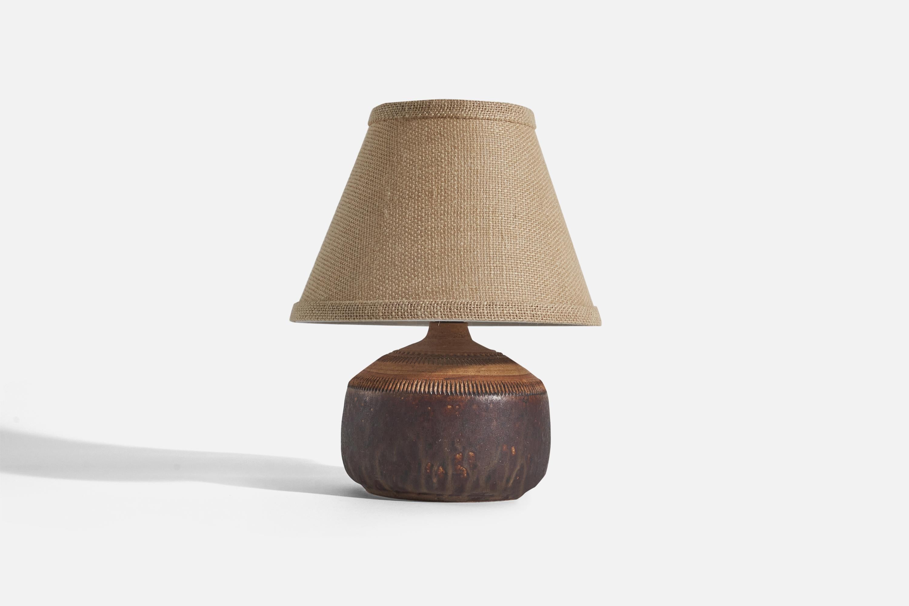 A brown, glazed stoneware table lamp designed and produced by Klase Höganäs, Sweden, 1960s. 

Sold with fabric lampshade. 
Dimensions of Lamp (inches) : 6.75 x 5.75 x 5.75 (Height x Width x Depth)
Dimensions of Shade (inches) : 4.25 x 8.25 x