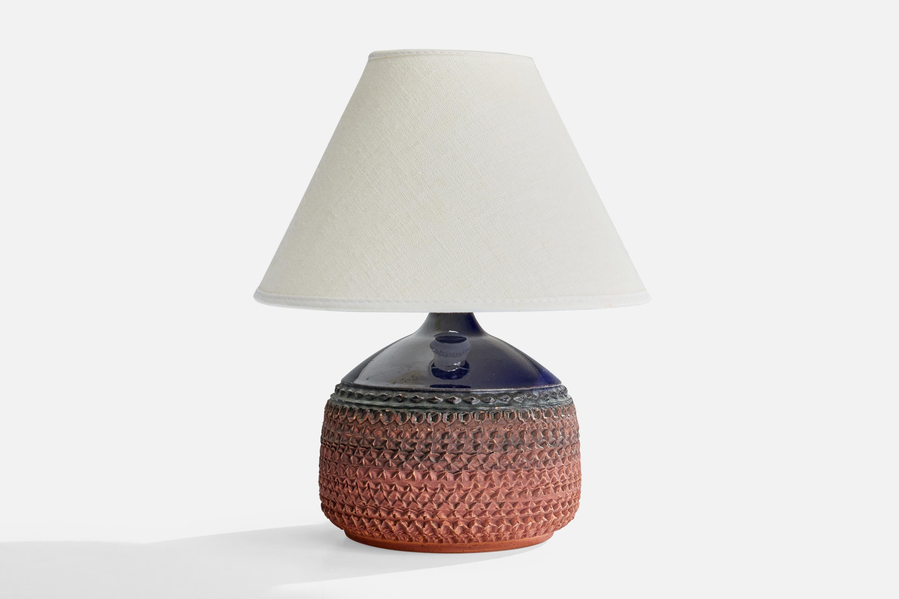 Lampe de table en céramique émaillée bleue produite par Klase Höganäs, Suède, c. 1960.

Dimensions de l'abat-jour (en pouces) : 3