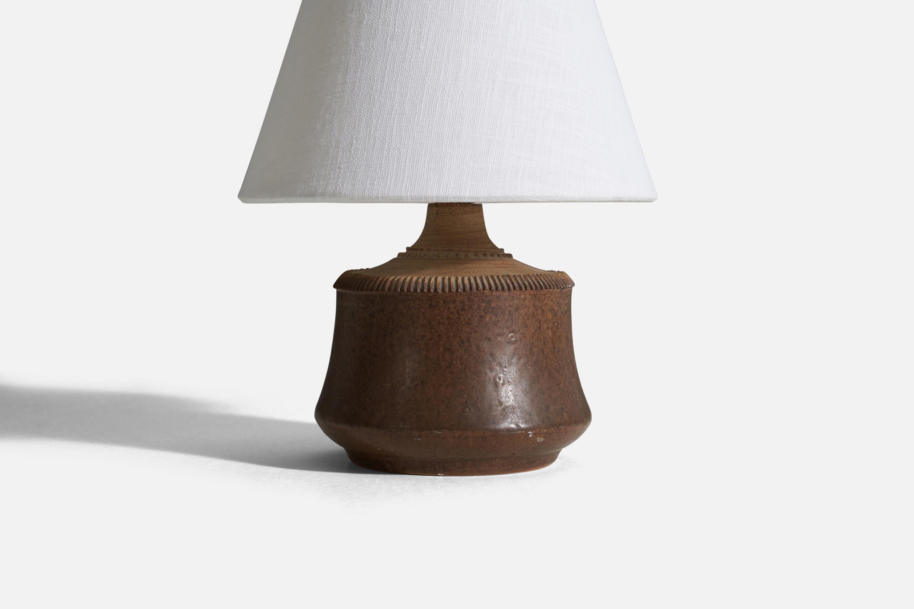 Klase Höganäs, Table Lamp, Glazed Incised Stoneware, Sweden, 1960s In Good Condition For Sale In High Point, NC
