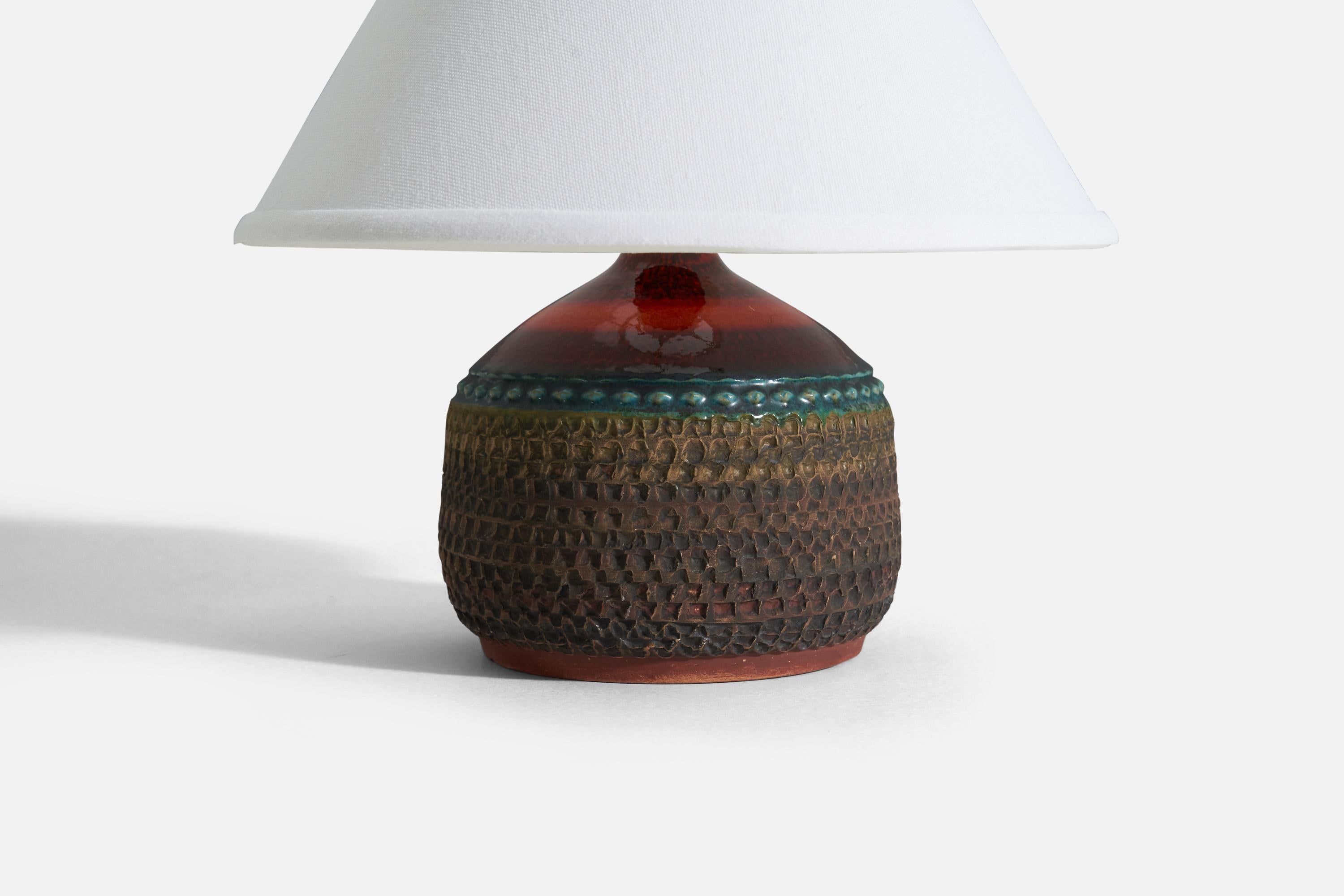 Klase Höganäs, Table Lamp, Glazed Incised Stoneware, Sweden, 1960s In Good Condition In High Point, NC