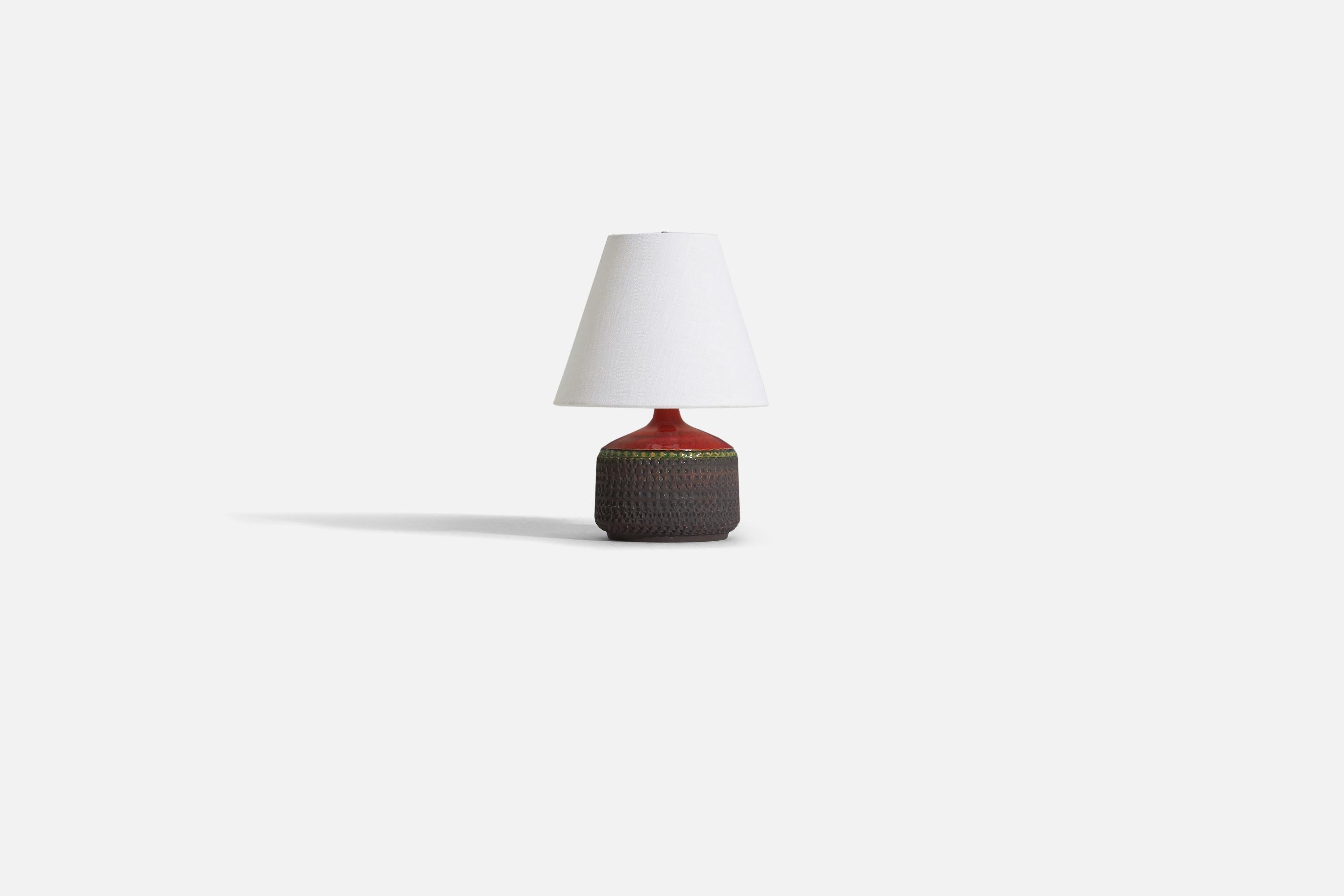 A red, green, and yellow glazed stoneware table lamp, produced by Klase Höganäs, Sweden, 1960s.

Sold without lampshade. 

Dimensions of lamp (inches) : 7.25 x 5.25 x 5.25 (H x W x D)
Dimensions shade (inches) : 4 x 8 x 6.5 (T x B x