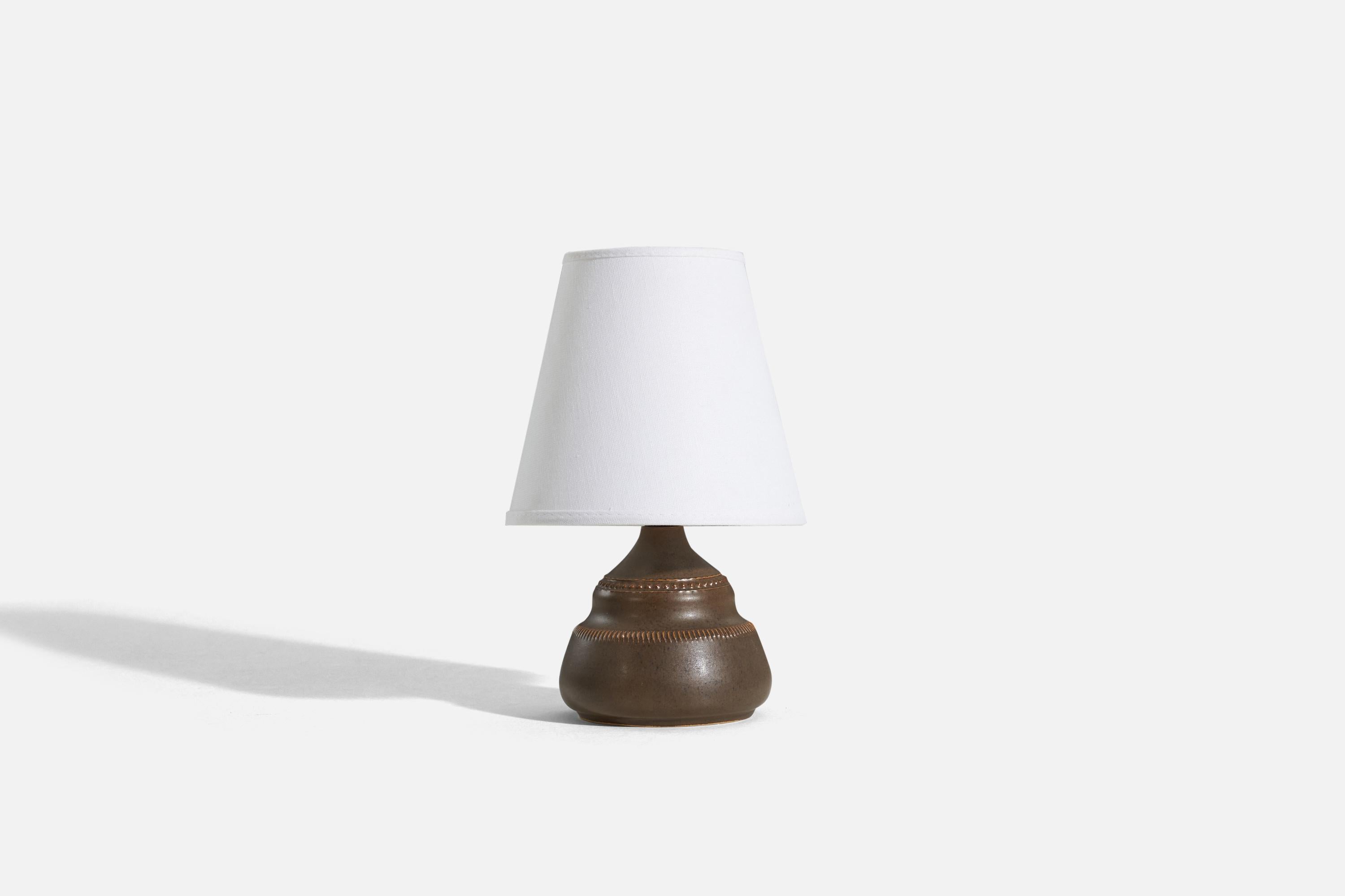 A brown, glazed stoneware table lamp designed and produced by Klase Höganäs, Sweden, 1960s. Signed on bottom. 

Sold without lampshade. 
Dimensions of Lamp (inches) : 6.5625 x 5 x 5 (H x W x D)
Dimensions of Shade (inches) : 4 x 7 x 6.25 (T x B x