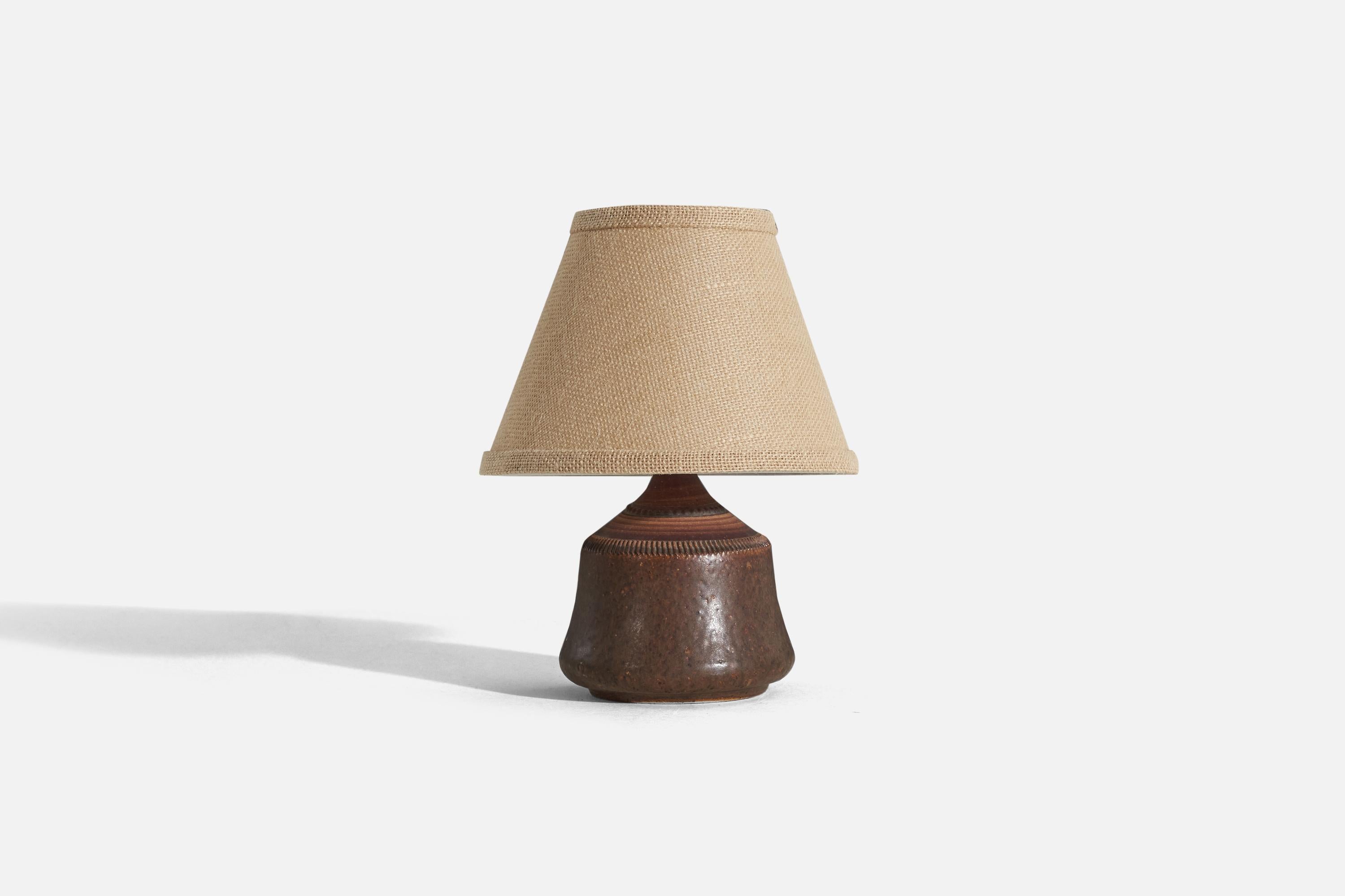 A brown, glazed stoneware table lamp designed and produced by Klase Höganäs, Sweden, 1960s. 

Sold without lampshade. 
Dimensions of Lamp (inches) : 7.375 x 5.125 x 5.125 (H x W x D)
Dimensions of Shade (inches) : 4.25 x 8.25 x 6 (T x B x