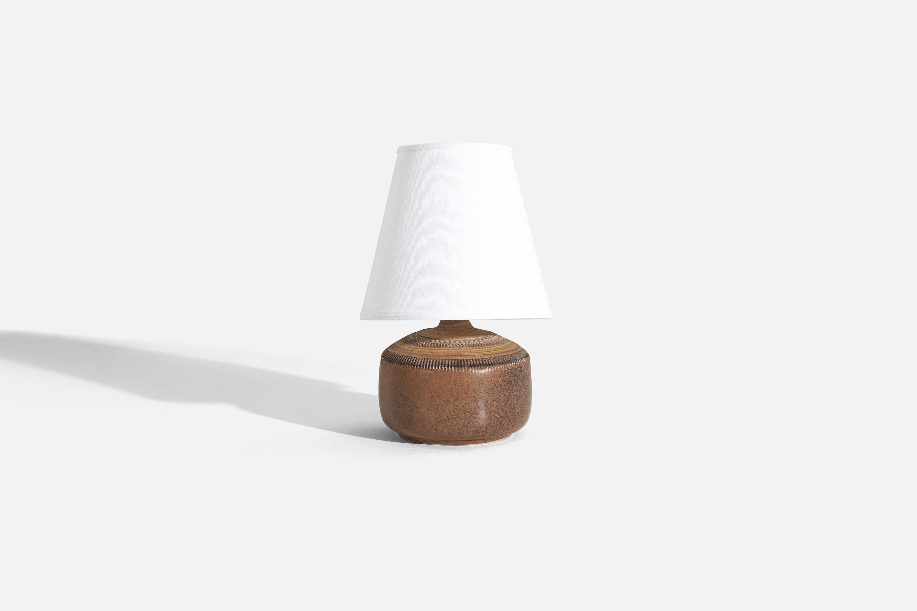 A brown, glazed stoneware table lamp designed and produced by Klase Höganäs, Sweden, 1960s. 

Sold without lampshade. 
Dimensions of Lamp (inches) : 6.625 x 5.25 x 5.25 (H x W x D)
Dimensions of Shade (inches) : 4 x 7 x 6.25 (T x B x