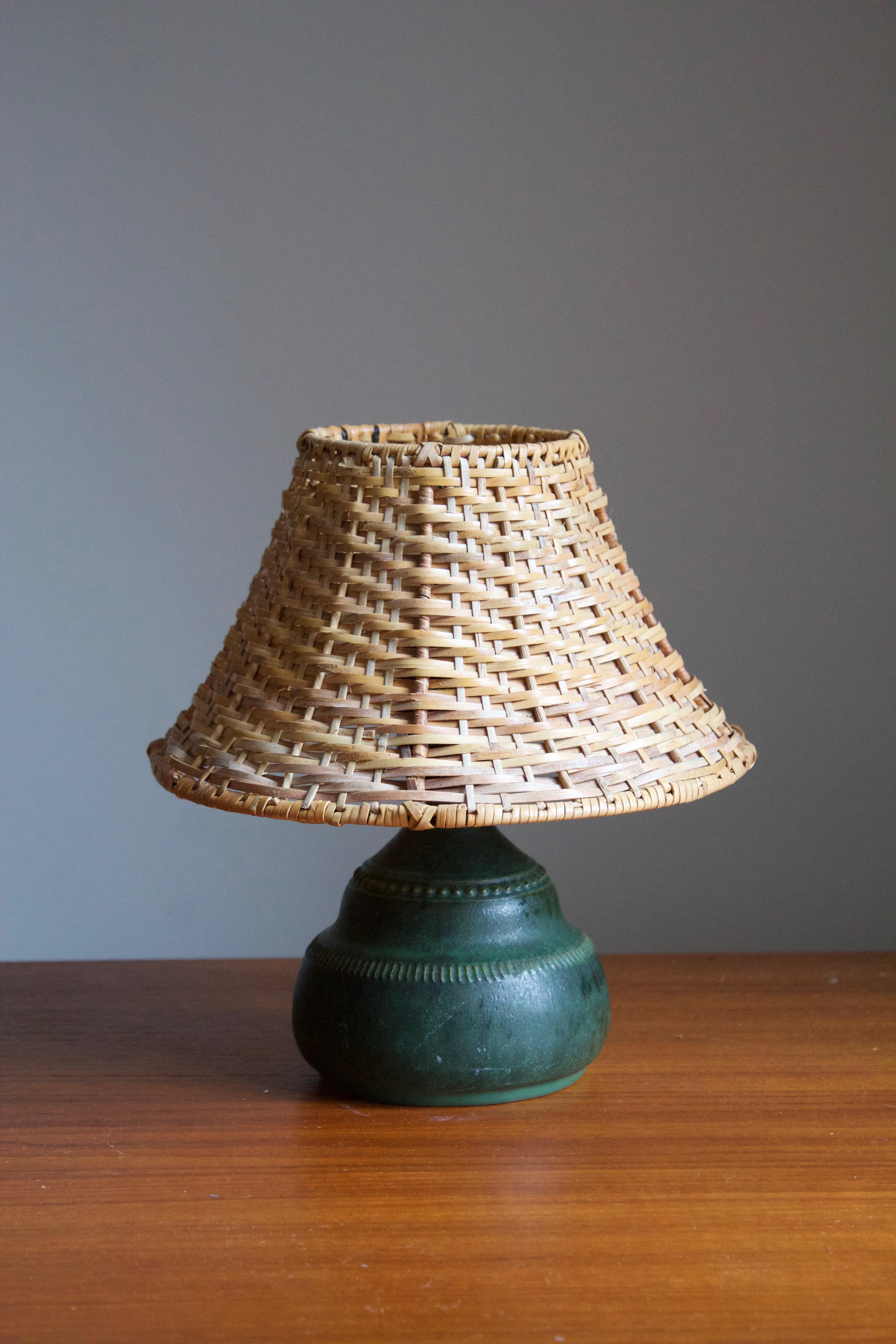 A table lamp by Klase Höganäs. In stoneware. Signed. With assorted vintage rattan lampshade. Mounted on lightbulb clip.

 