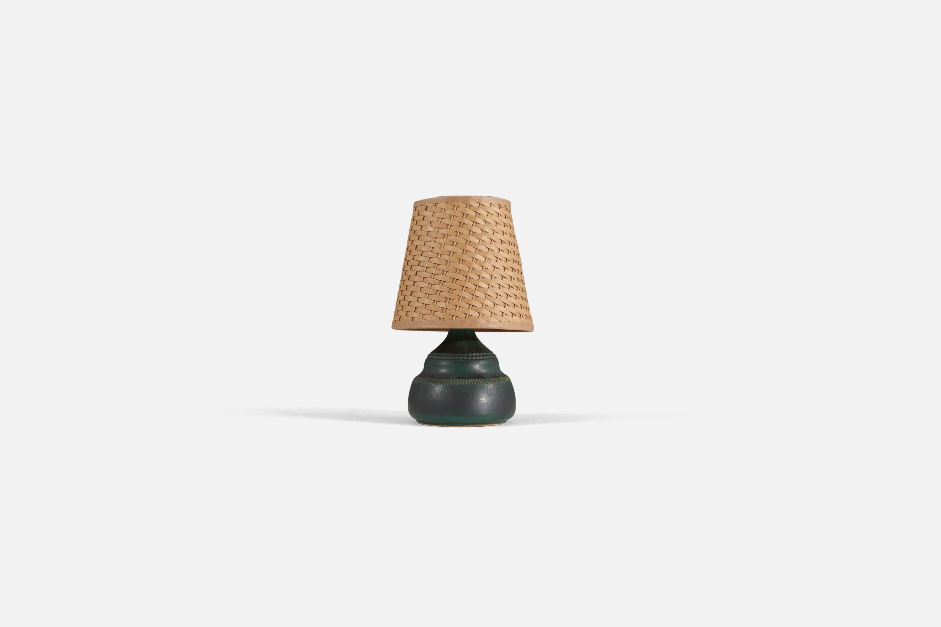 A green-glazed stoneware and rattan table lamp, produced by Klase Höganäs, Sweden, 1960s.

Measurements listed are of lamp. Upon request illustrated model lampshade can be included in purchase.

Shade : 4.25 x 6.25 x 6
Lamp with shade : 9.75 x