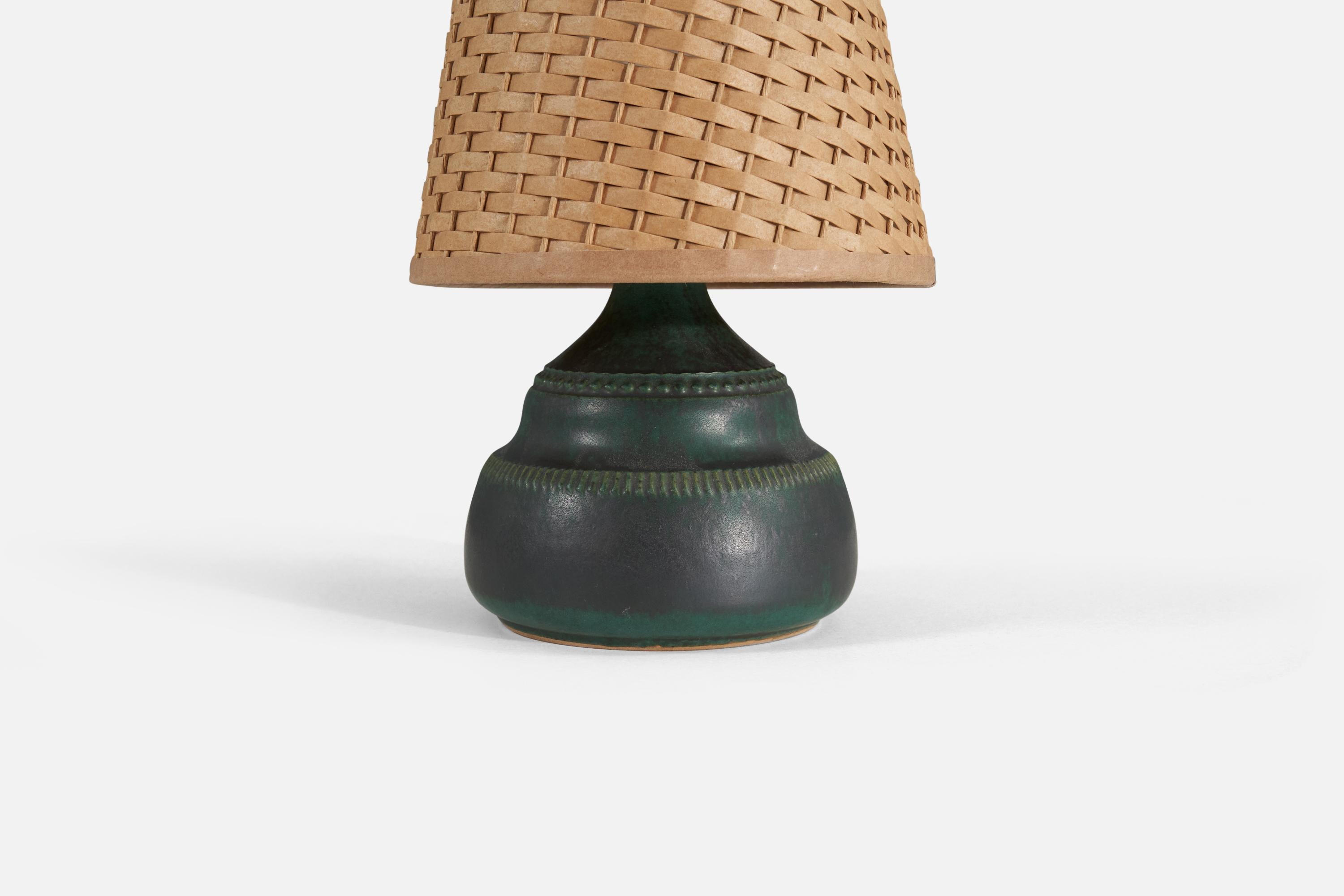 Klase Höganäs, Table Lamp, Green-Glazed Stoneware, Rattan, Sweden, 1960s In Good Condition For Sale In High Point, NC