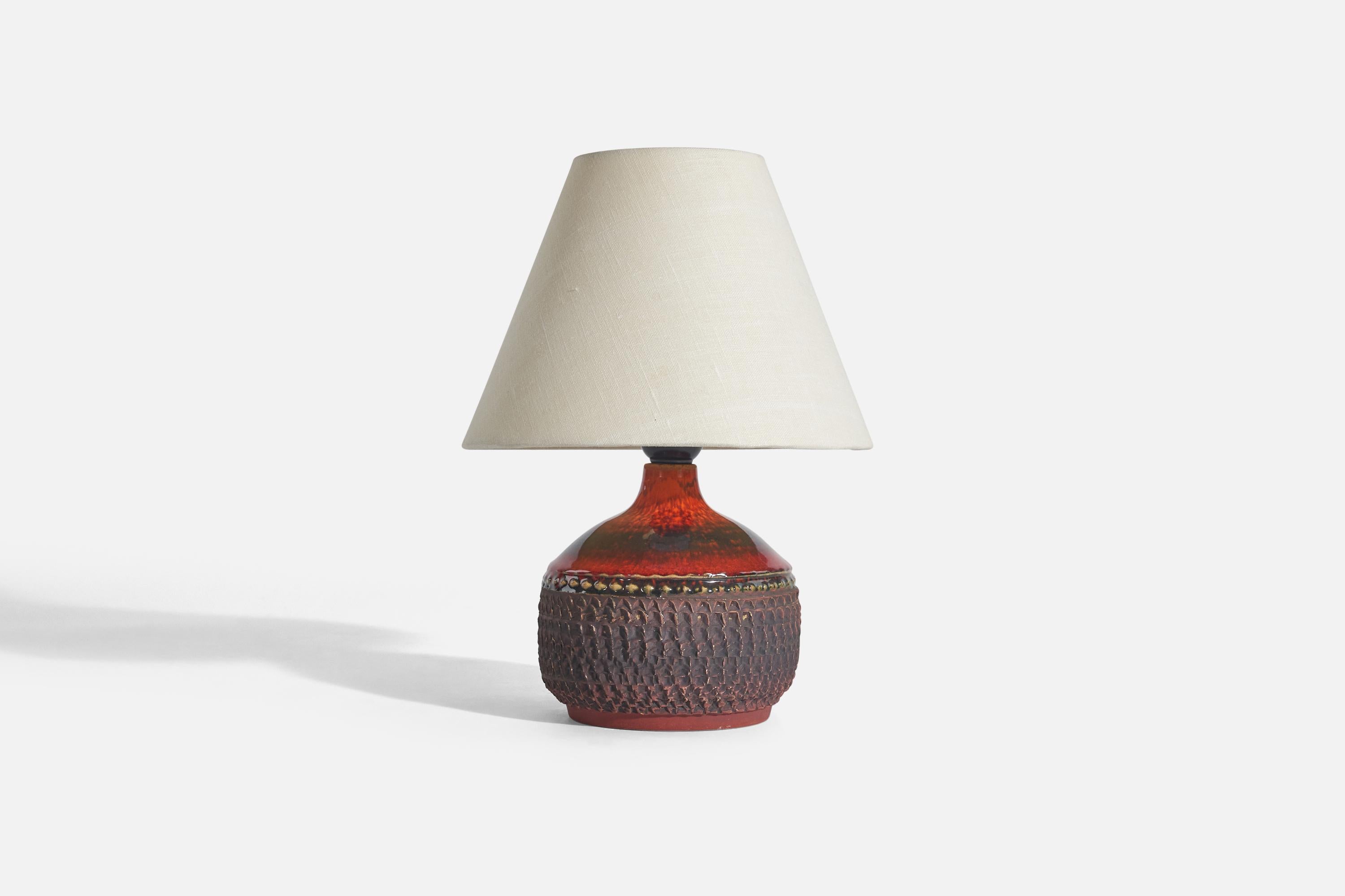 A red and brown, glazed stoneware table lamp designed and produced by Klase Höganäs, Sweden, 1960s. 

Sold without Lampshade(s)
Dimensions of lamp (inches) : 7.31 x 5.28 x 5.28 (Height x Width x Depth)
Dimensions of shade (inches) : 4 x 8.25 x
