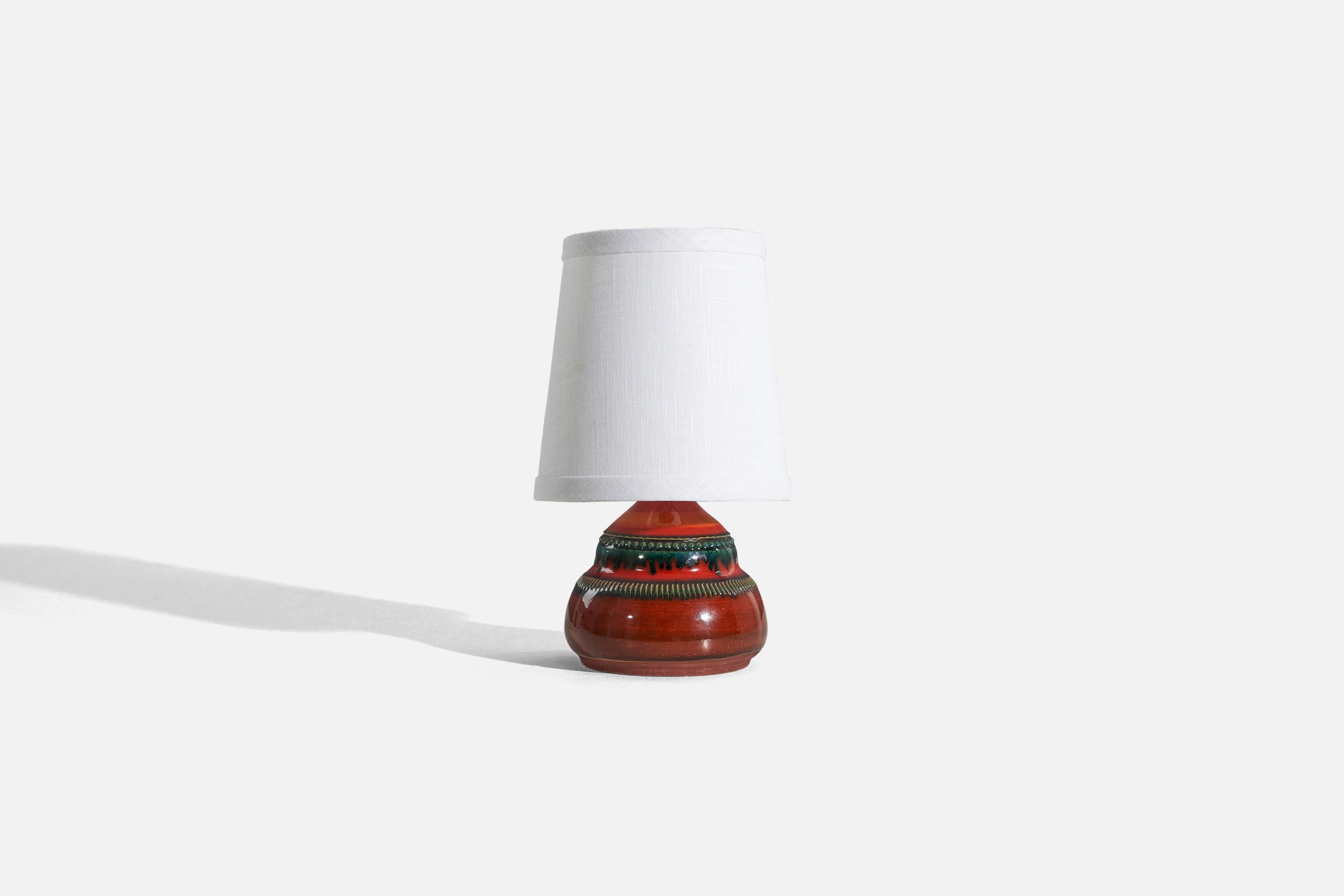Lampe de table en grès émaillé rouge, conçue et produite par Klase Höganäs, Suède, années 1960.

Vendu sans abat-jour. 
Dimensions de la lampe (pouces) : 6.625 x 4,5 x 4,5 (H x L x P)
Dimensions de l'abat-jour (pouces) : 4.5 x 6 x 6.5 (T x B x