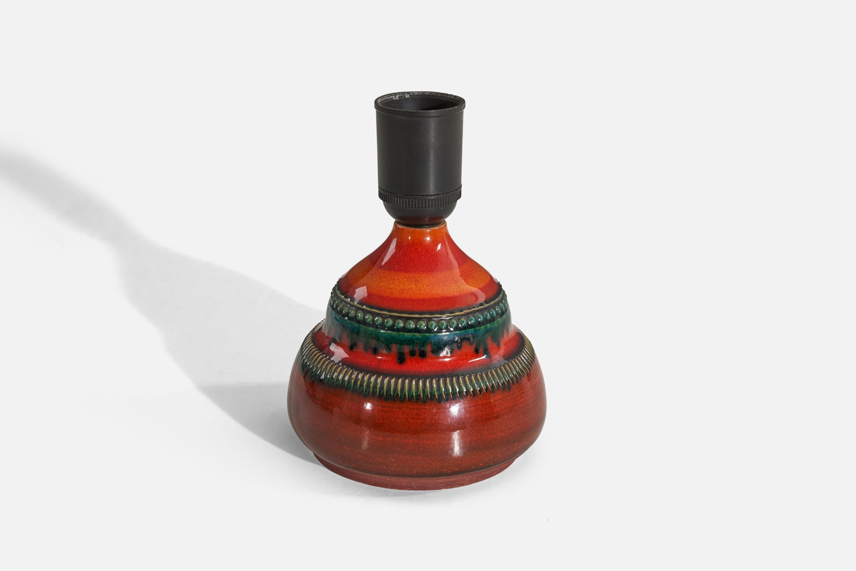 Lampe de bureau Klase Hgans, grès émaillé rouge, Suède, années 1960 Bon état - En vente à High Point, NC