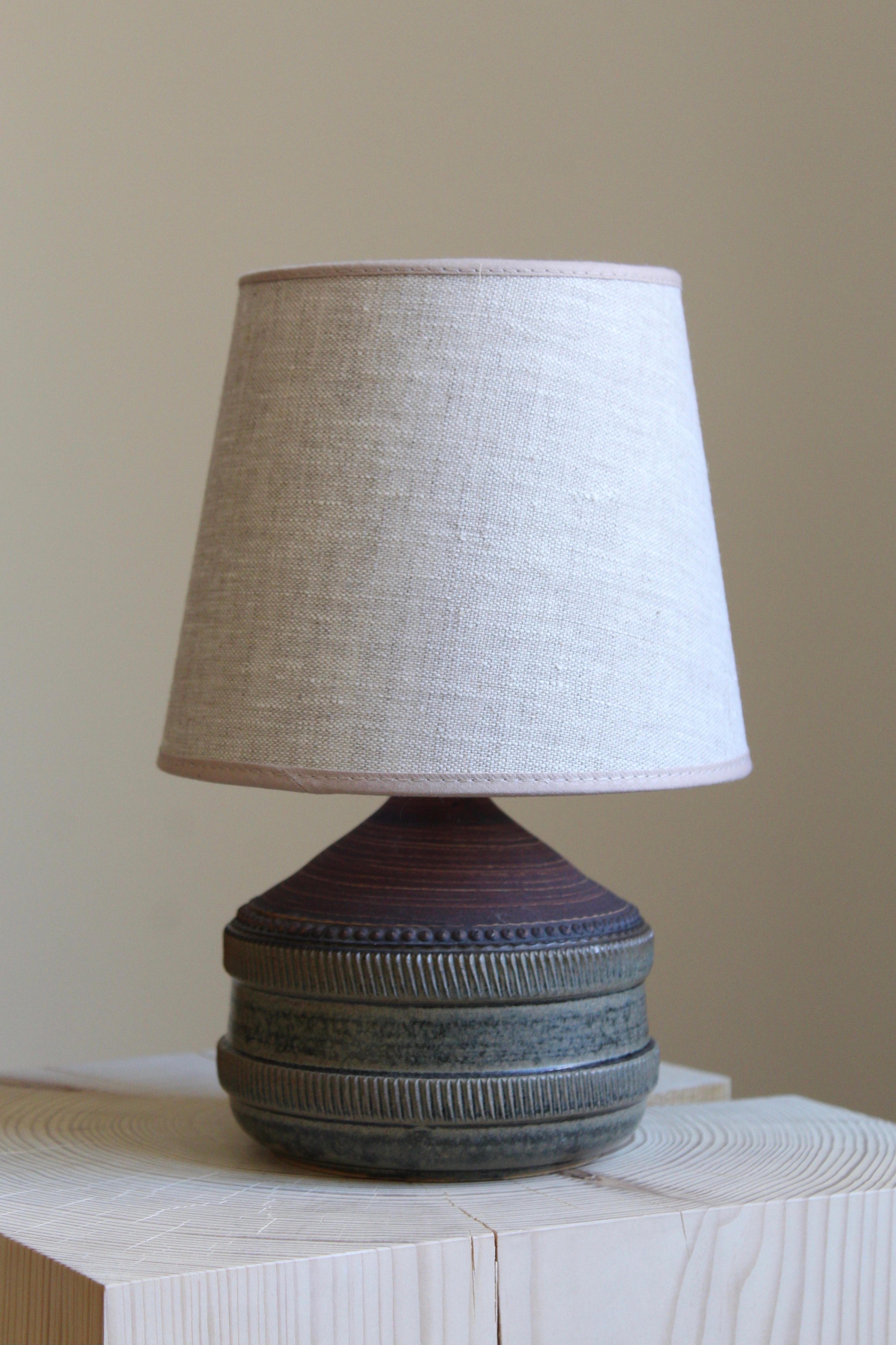 A table lamp by Klase Höganäs. In stoneware. Signed. Sold without lampshade.

Glaze features red-green-blue colors.

 