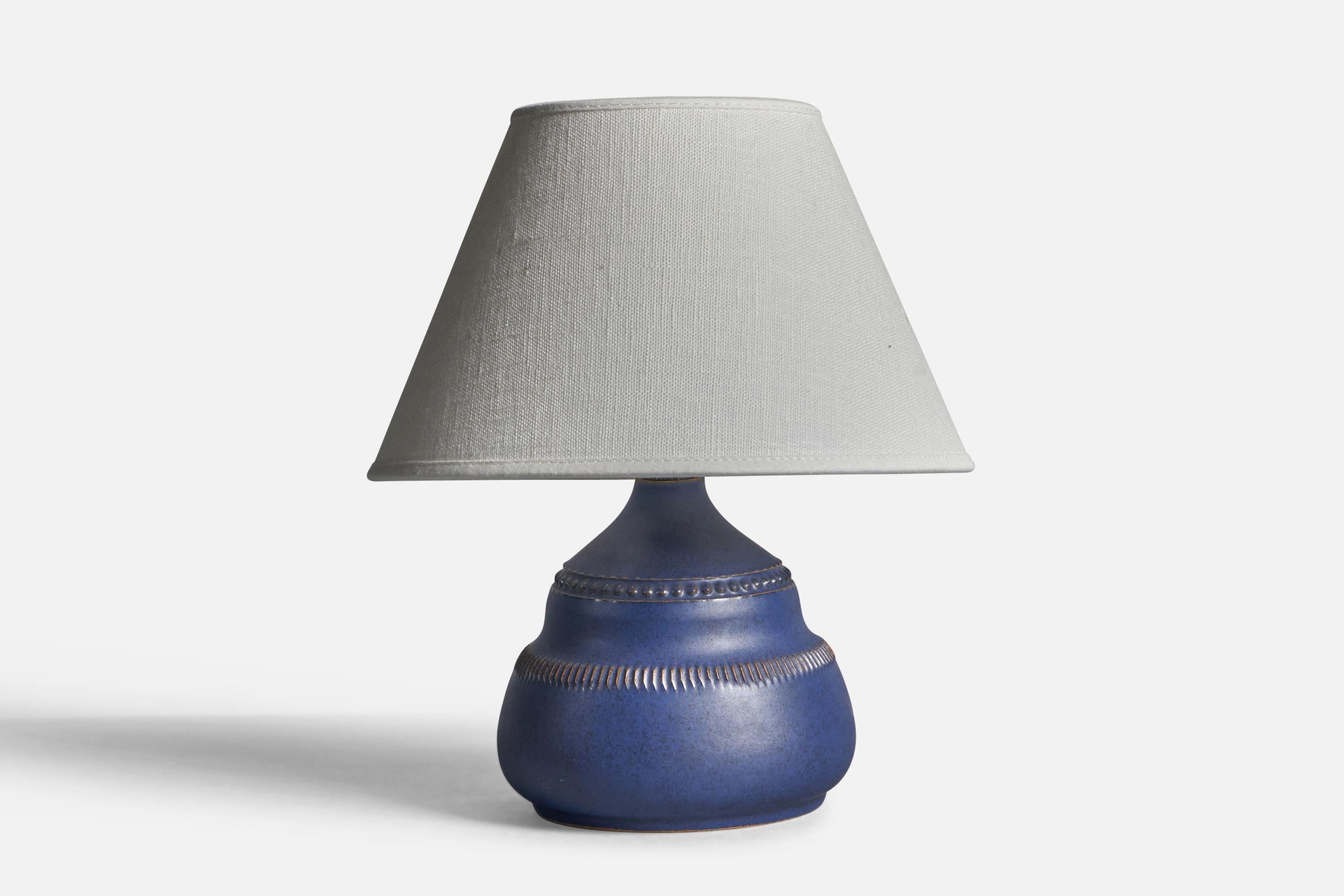 Lampe de table en grès émaillé bleu, conçue et produite par Klase Höganäs, Suède, années 1960.

Dimensions de la lampe (pouces) : 6.5