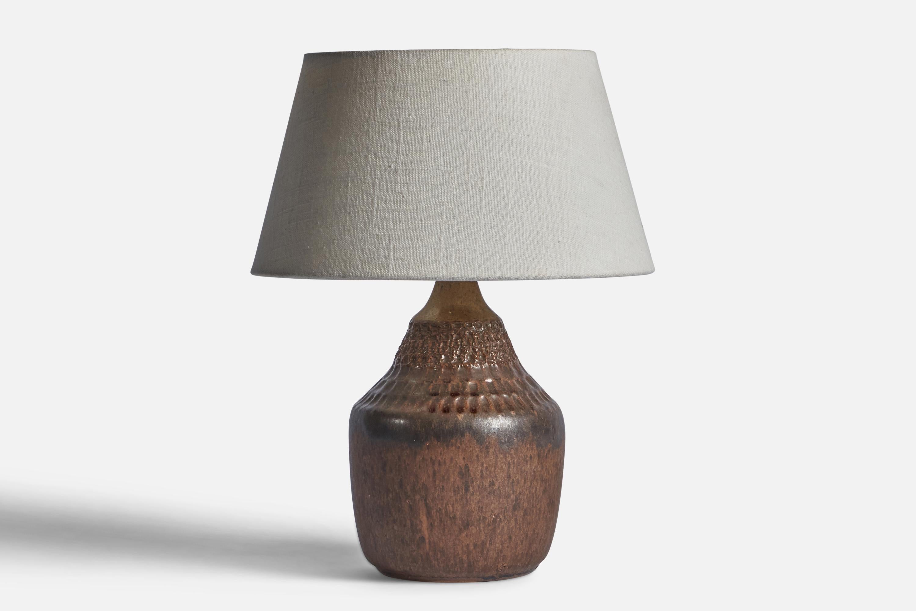 A brown-glazed and incised stoneware table lamp designed and produced by Klase Höganäs, Sweden, 1960s.

Dimensions of Lamp (inches): 10” H x 5.25” Diameter
Dimensions of Shade (inches): 7” Top Diameter x 10” Bottom Diameter x 5.5” H 
Dimensions of