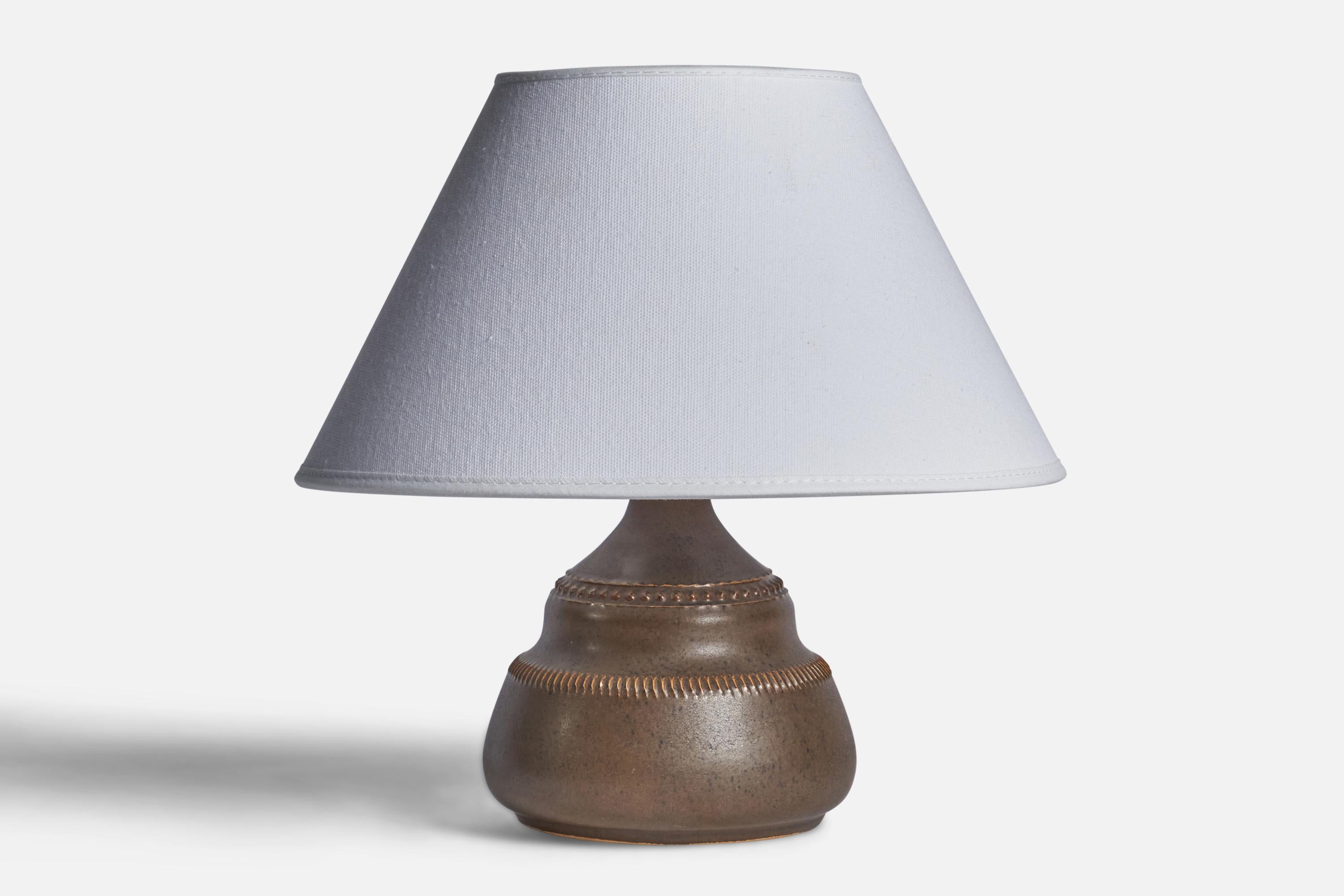 A brown-glazed and incised stoneware table lamp designed and produced by Klase Höganäs, Sweden, 1960s.

Dimensions of Lamp (inches): 6.5” H x 5” Diameter
Dimensions of Shade (inches): 7” Top Diameter x 10” Bottom Diameter x 5.5” H 
Dimensions of
