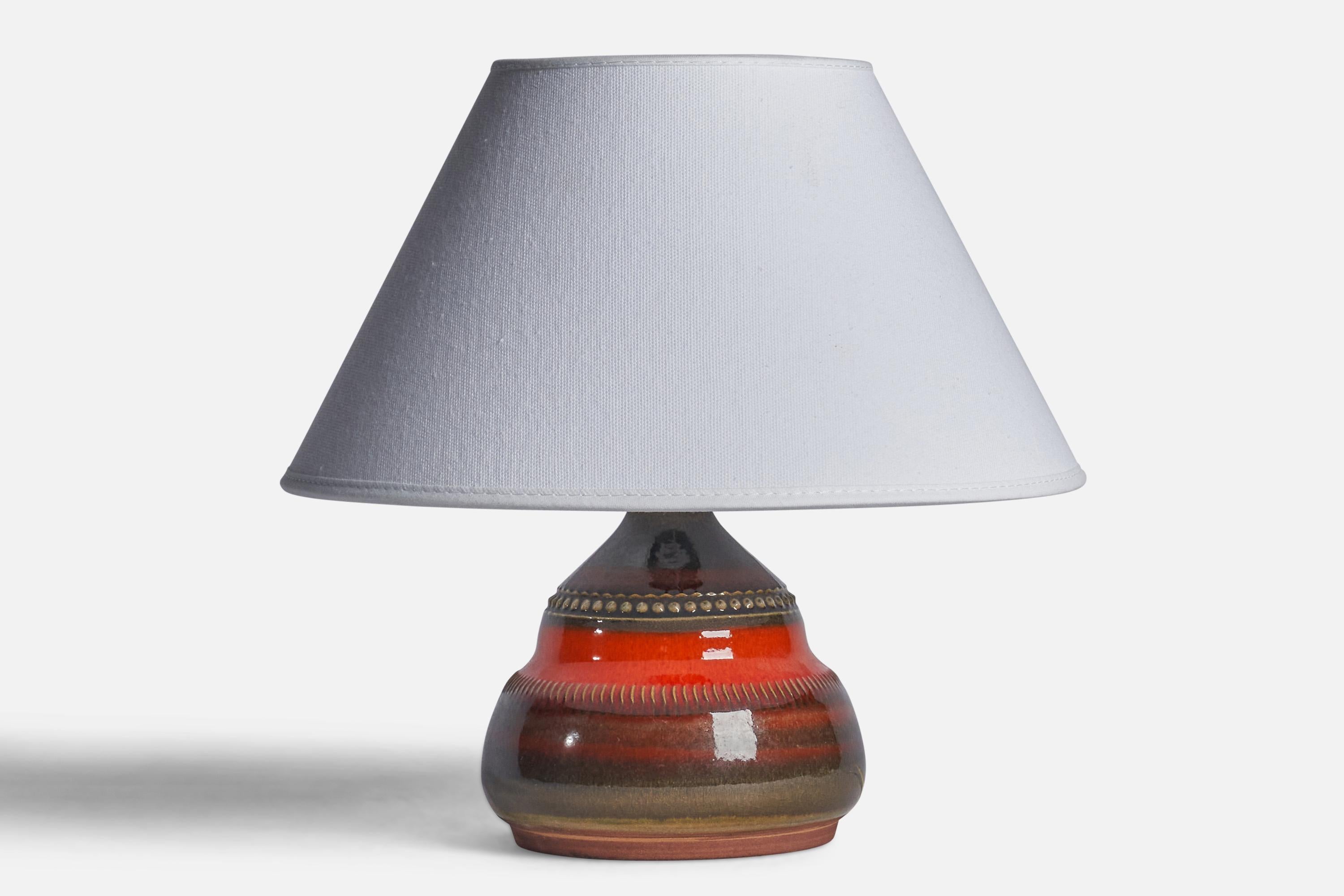 A green and red-glazed and incised stoneware table lamp designed and produced by Klase Höganäs, Sweden, 1960s.

Dimensions of Lamp (inches): 6.5” H x 5” Diameter
Dimensions of Shade (inches): 7” Top Diameter x 10” Bottom Diameter x