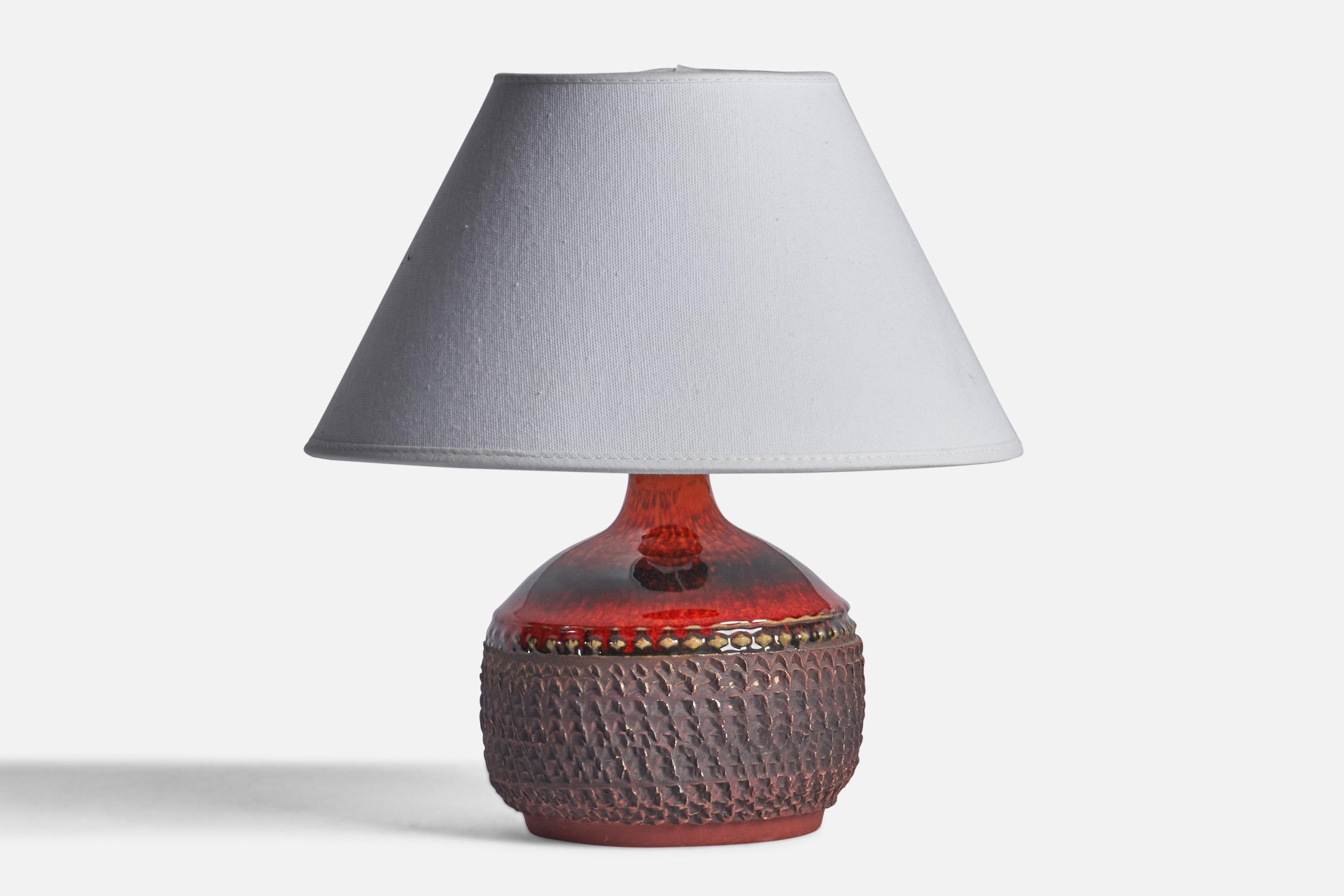 A red and brown-glazed stoneware table lamp designed and produced by Klase Höganäs, 1960s.

Dimensions of Lamp (inches): 7.5” H x 5.25” Diameter
Dimensions of Shade (inches): 4.5” Top Diameter x 10” Bottom Diameter x 5.25” H 
Dimensions of Lamp with