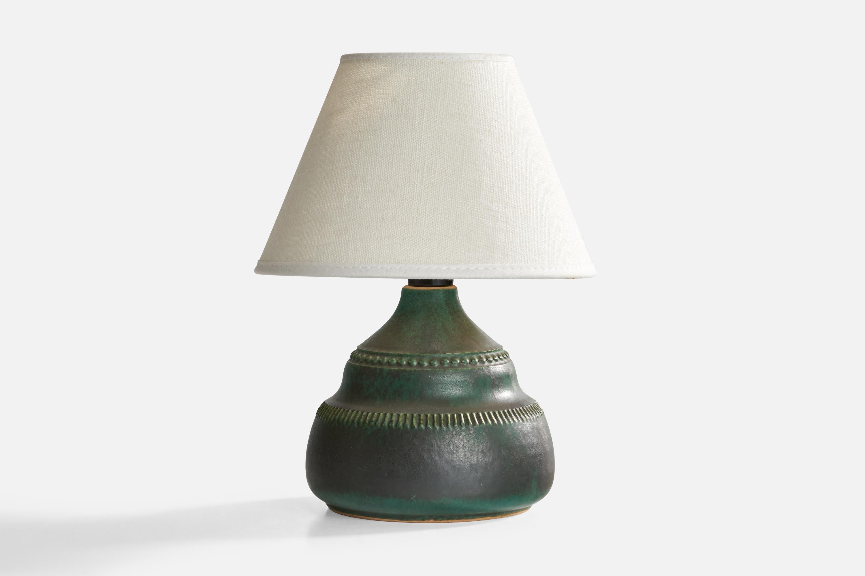 Lampe de table en grès émaillé vert produite par Klaus Höganäs, Suède, c. 1960.

Dimensions de la lampe (pouces) : 6