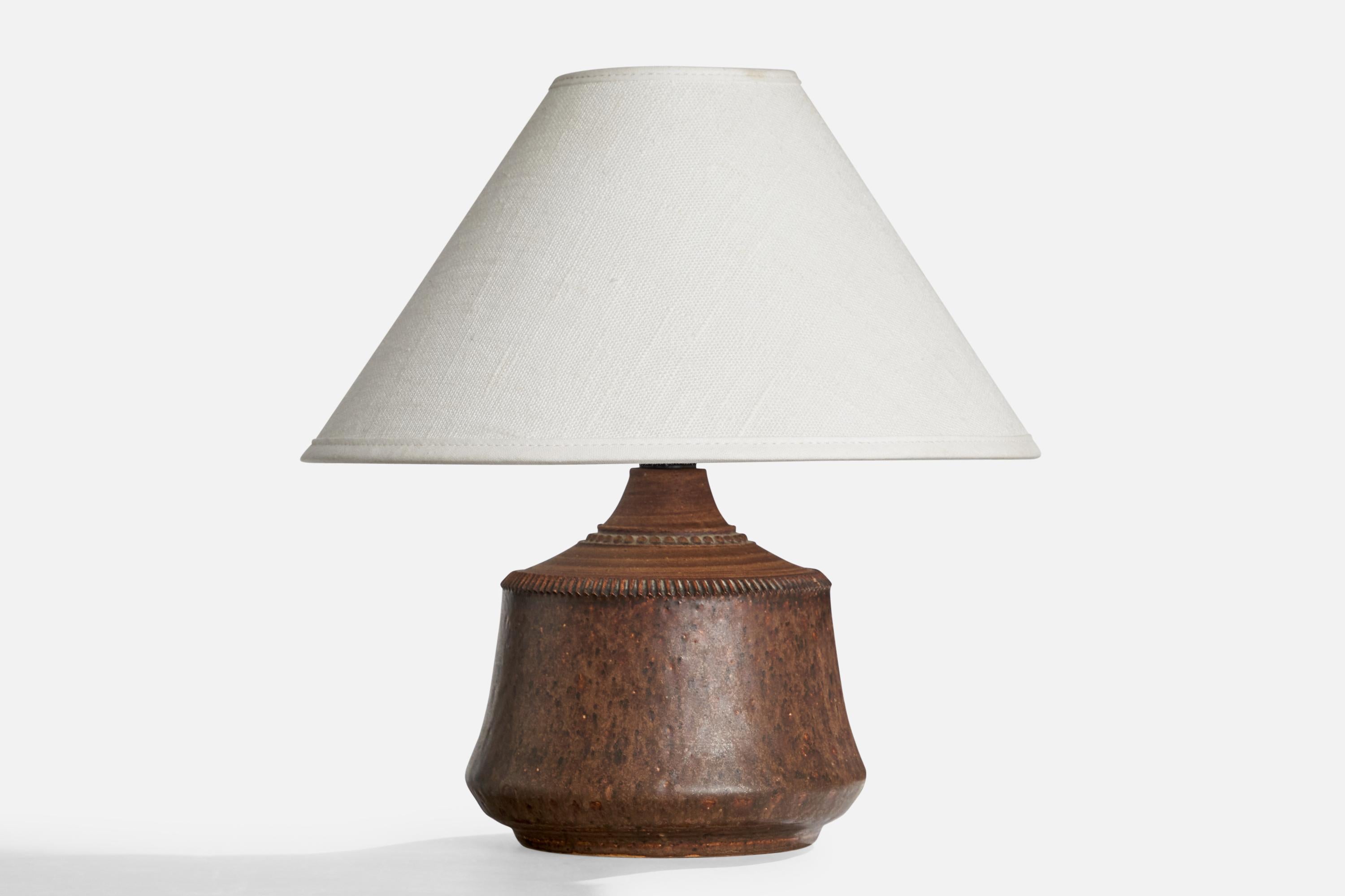 Lampe de table en grès émaillé brun produite par Klase Höganäs, Suède, c. années 1960.

Dimensions de la lampe (pouces) : 7.25