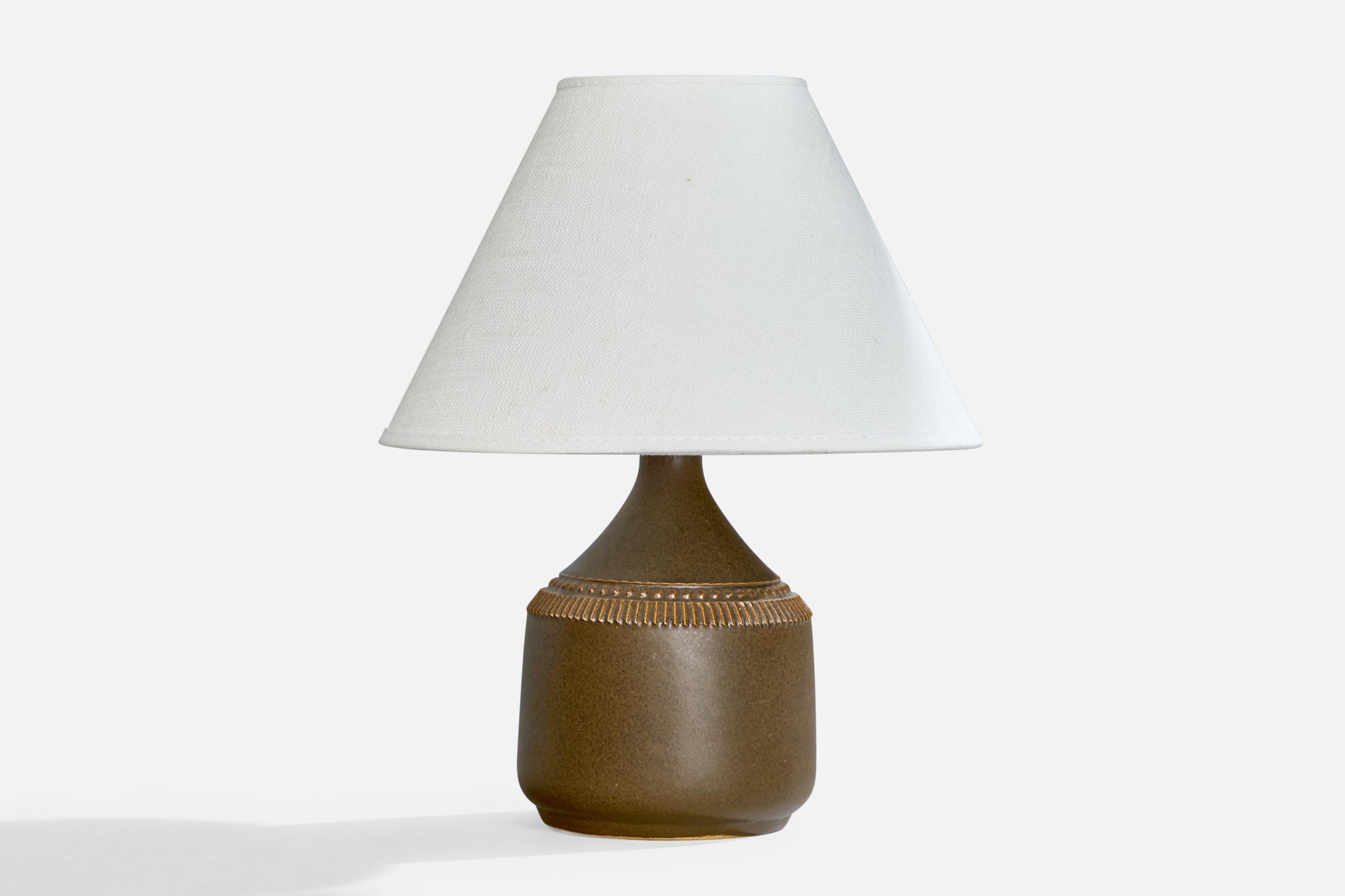 Lampe de table en grès à glaçure brune et incisée, conçue et produite en Suède, c.C. 1960.

Dimensions de la lampe (pouces) : 7.25