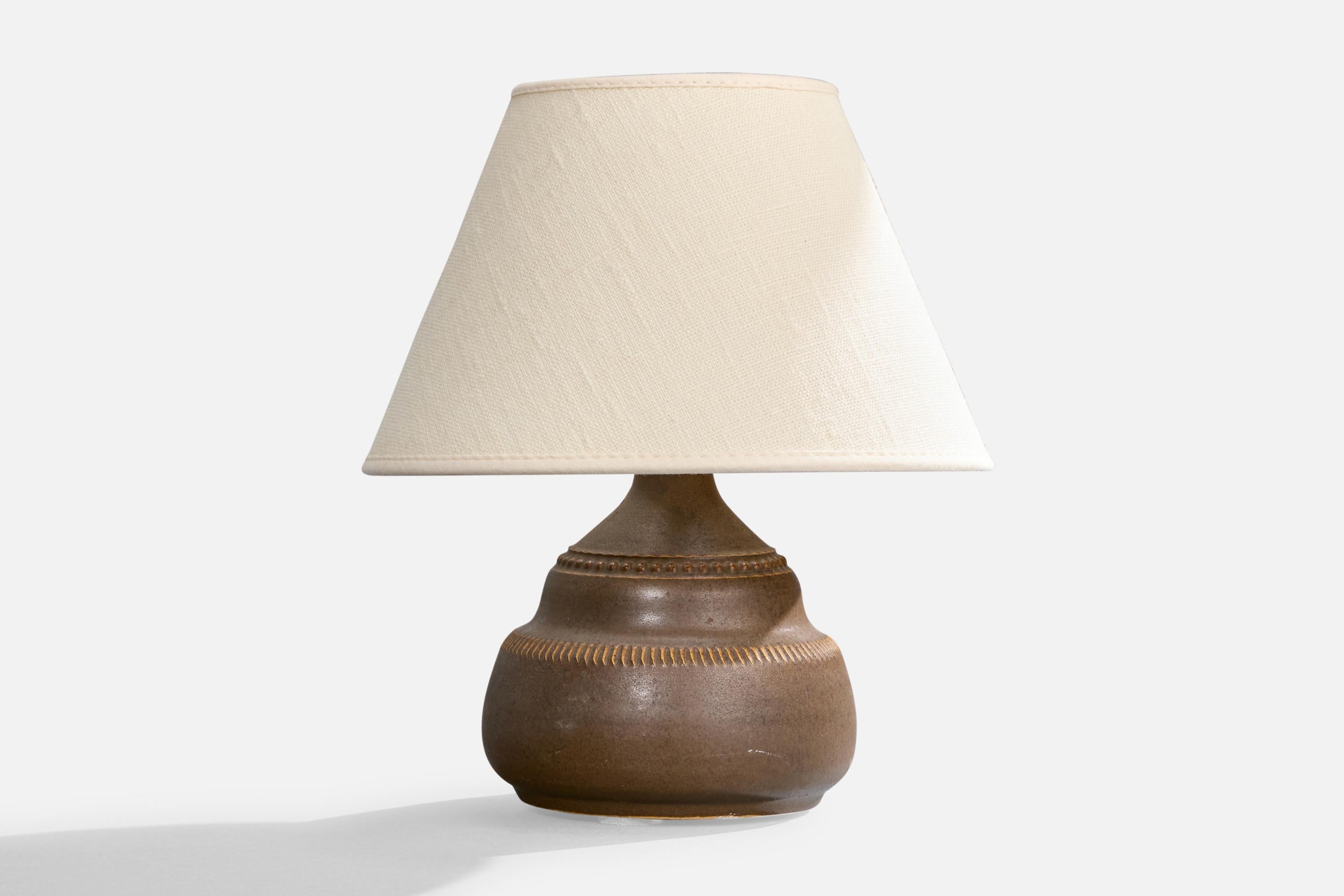 Lampe de table en grès émaillé et incisé, conçue et produite en Suède, c.C. 1960.

Dimensions de la lampe (pouces) : 6.5