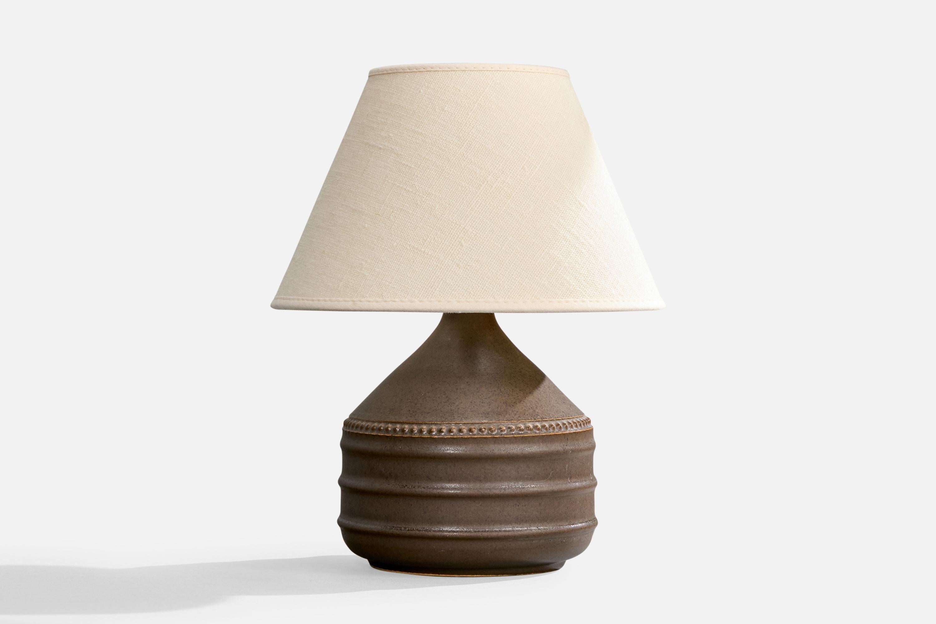 Lampe de table en grès émaillé brun, conçue et produite par Klase Höganäs, Suède, c. 1960.

Dimensions de la lampe (pouces) : 7.5