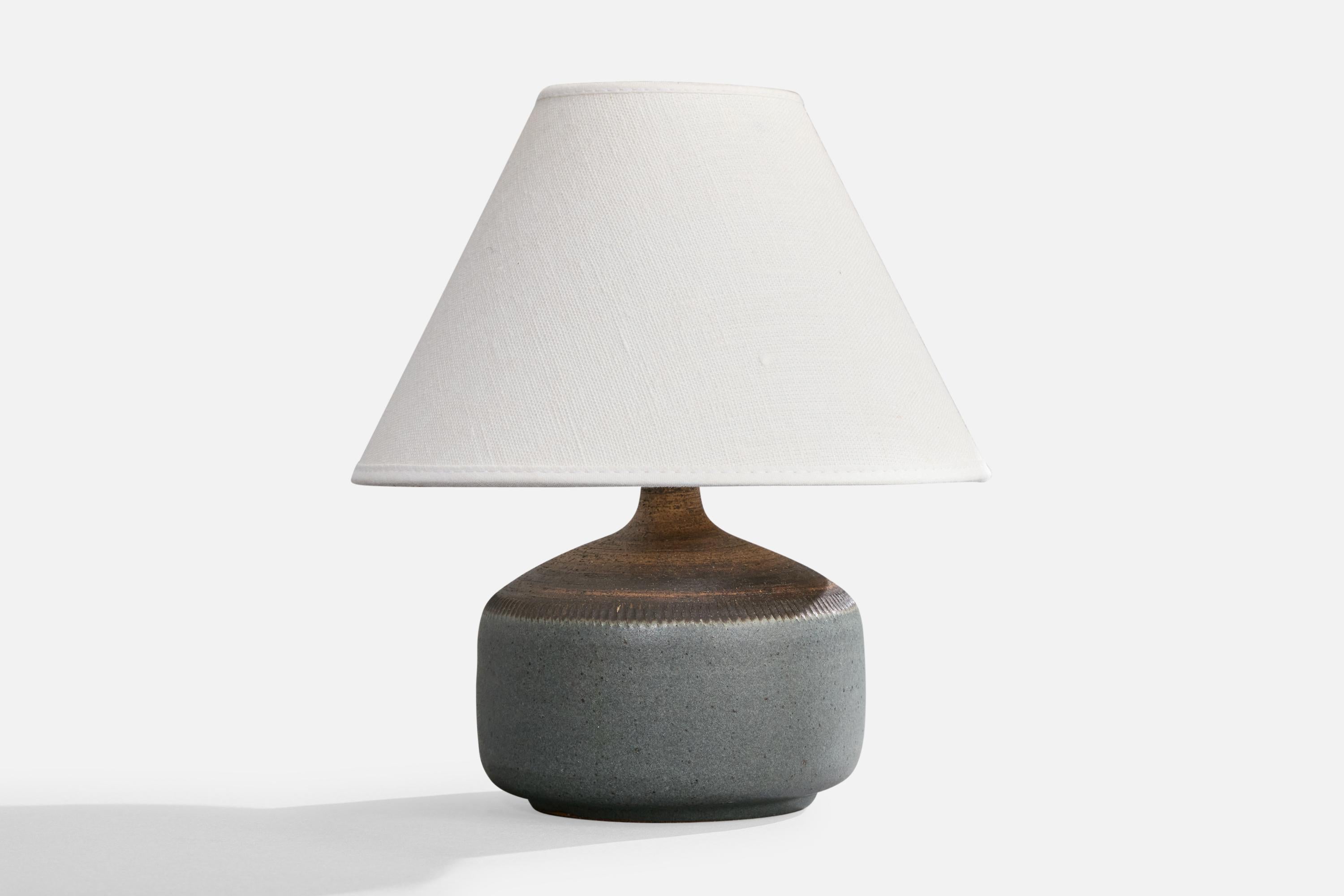 Lampe de table en grès émaillé et incisé, conçue et produite en Suède, c.C. 1960.

Dimensions de la lampe (pouces) : 6.125