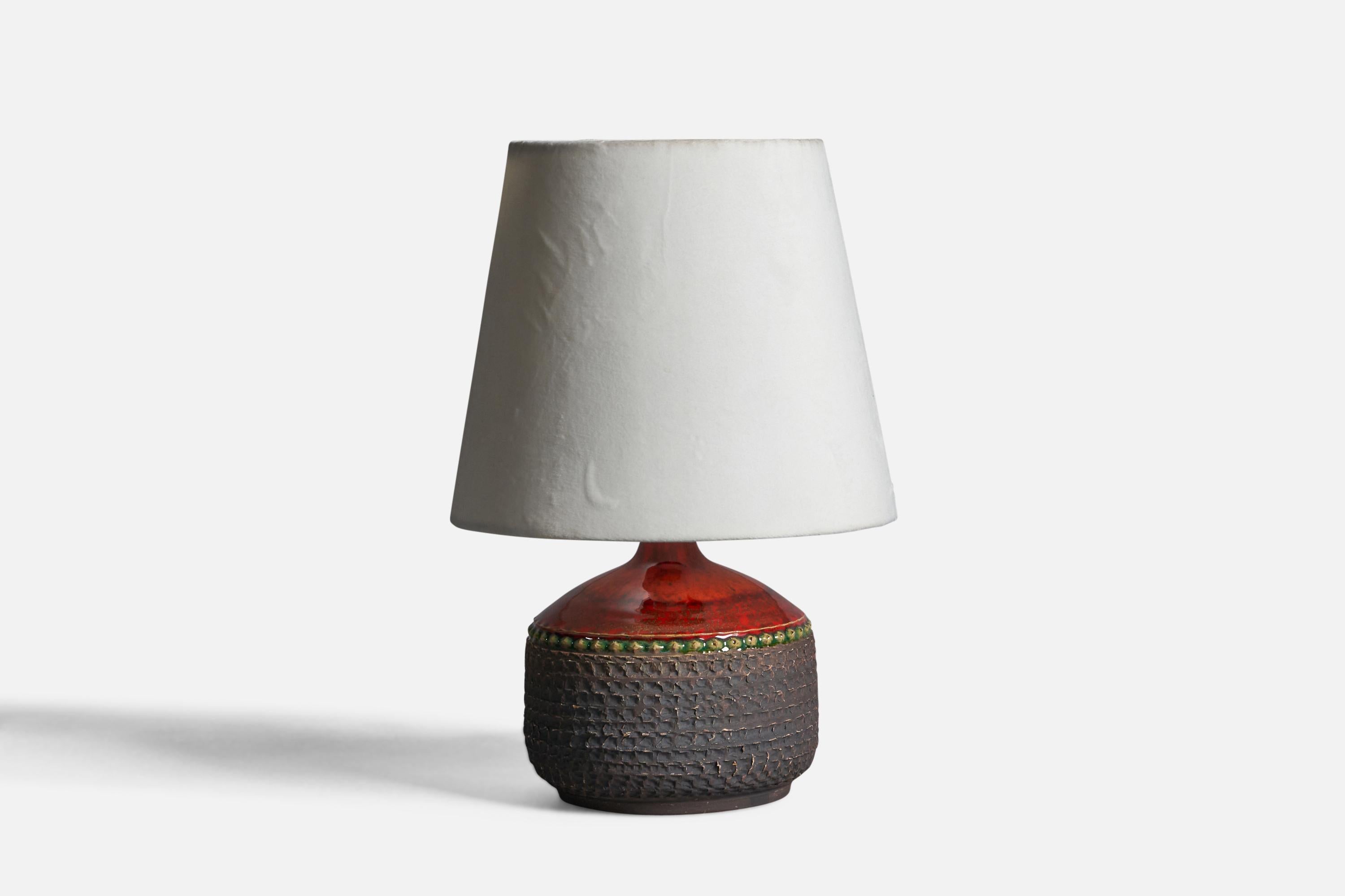A red green semi-glazed stoneware and white velvet table lamp designed and produced by Klase Höganäs, Sweden, 1960s.
Dimensions of Lamp (inches): 7.25